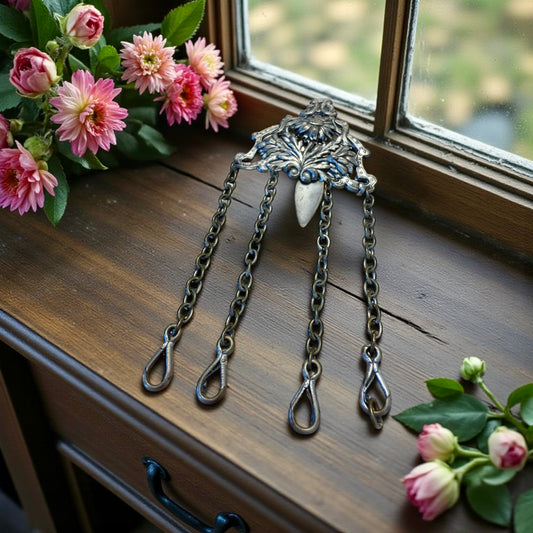 Antica Chatelaine da cintura con quattro catene, motivo floreale con margherita