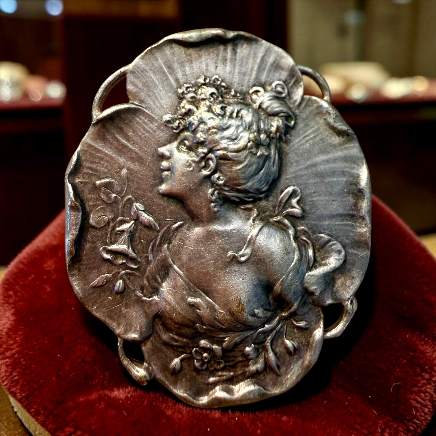 Spilla con profilo donna art Nouveau su viola del pensiero, placcata argento, primo ‘900