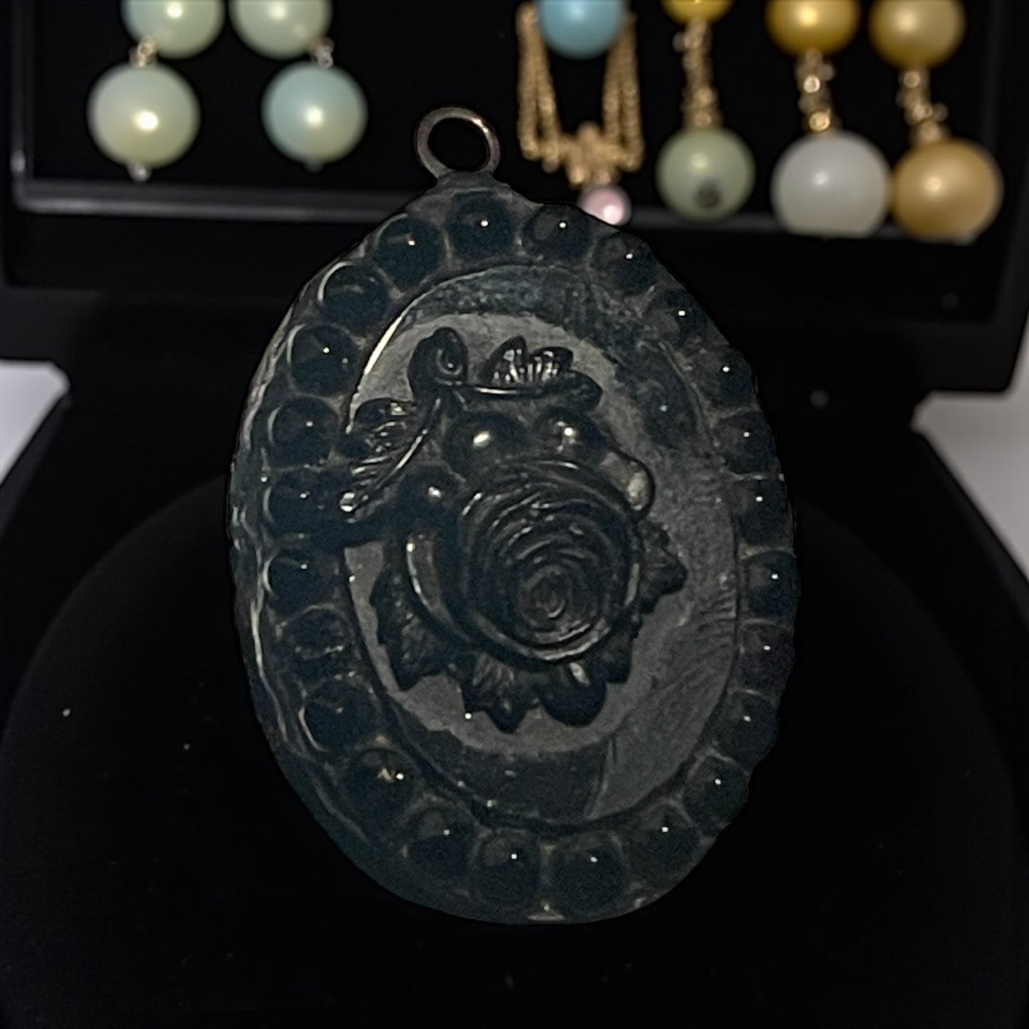 Pendente da lutto in vetro nero, vittoriano, con rosa