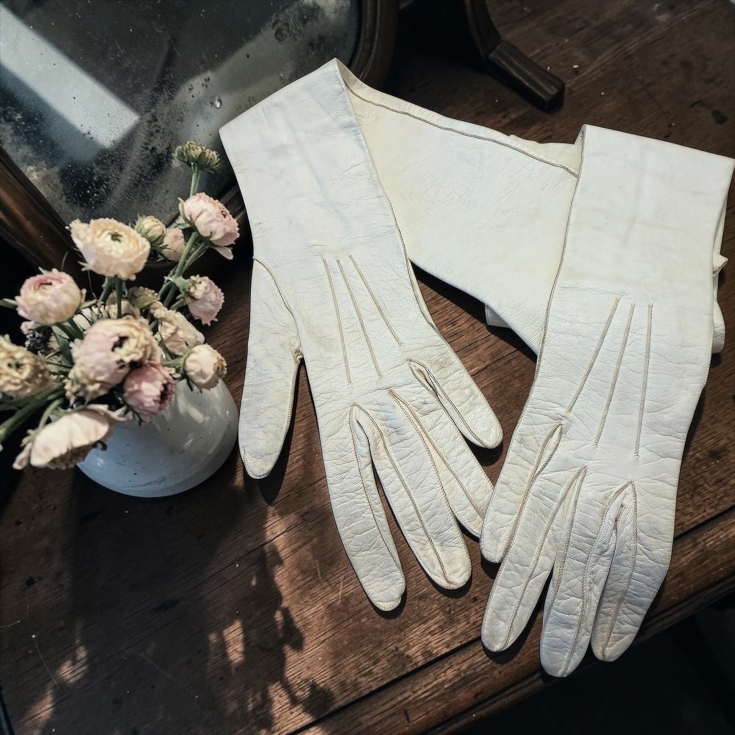 Antico set 1900 guanti lunghi da sera in pelle e scatola porta guanti con monogramma