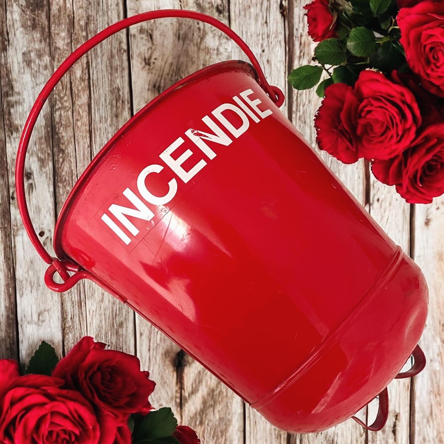 Enamelled bucket for firefighters sand