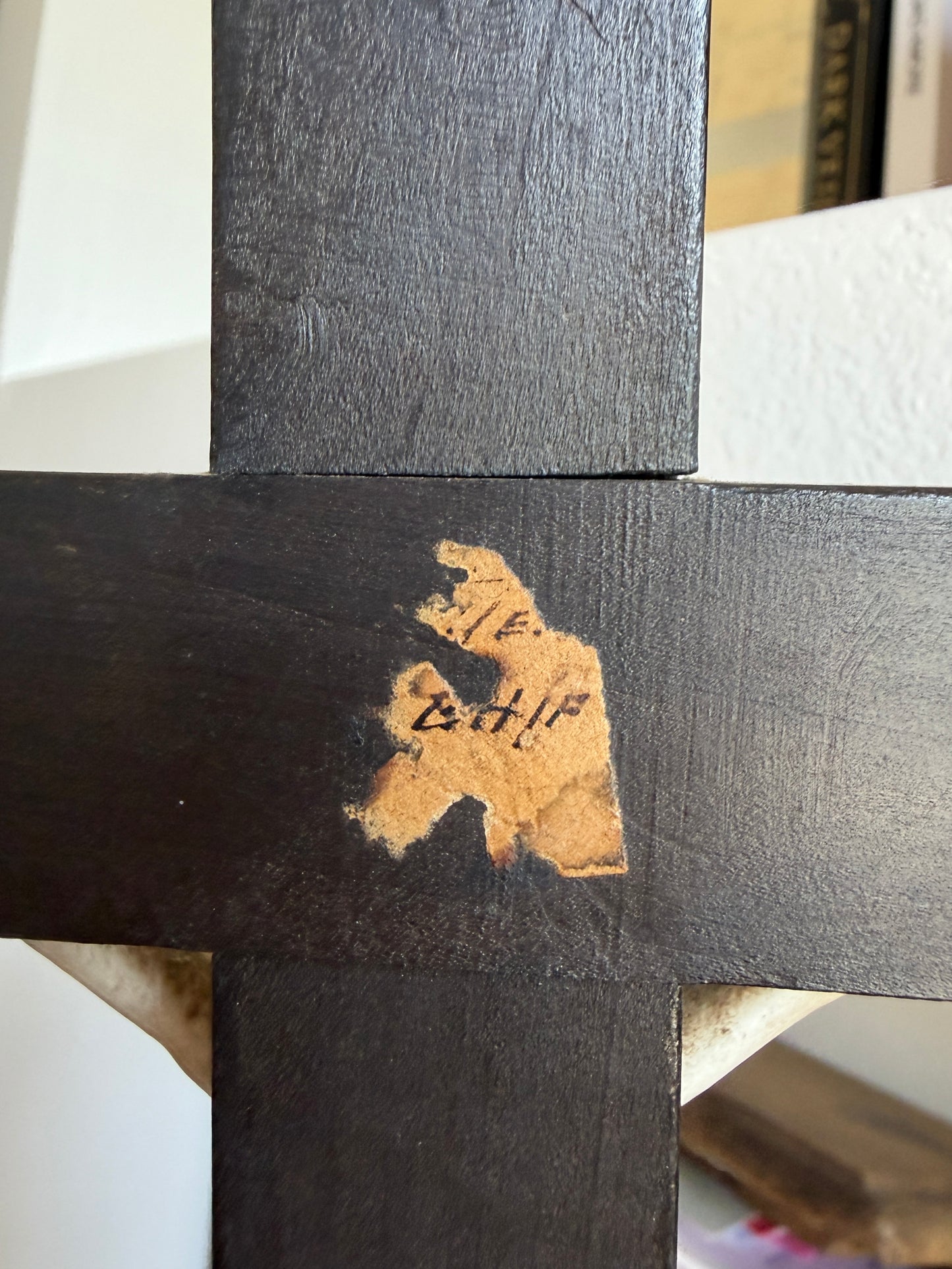 Grande crocifisso con sòcle ligneo e Cristo in biscuit, fine ‘800