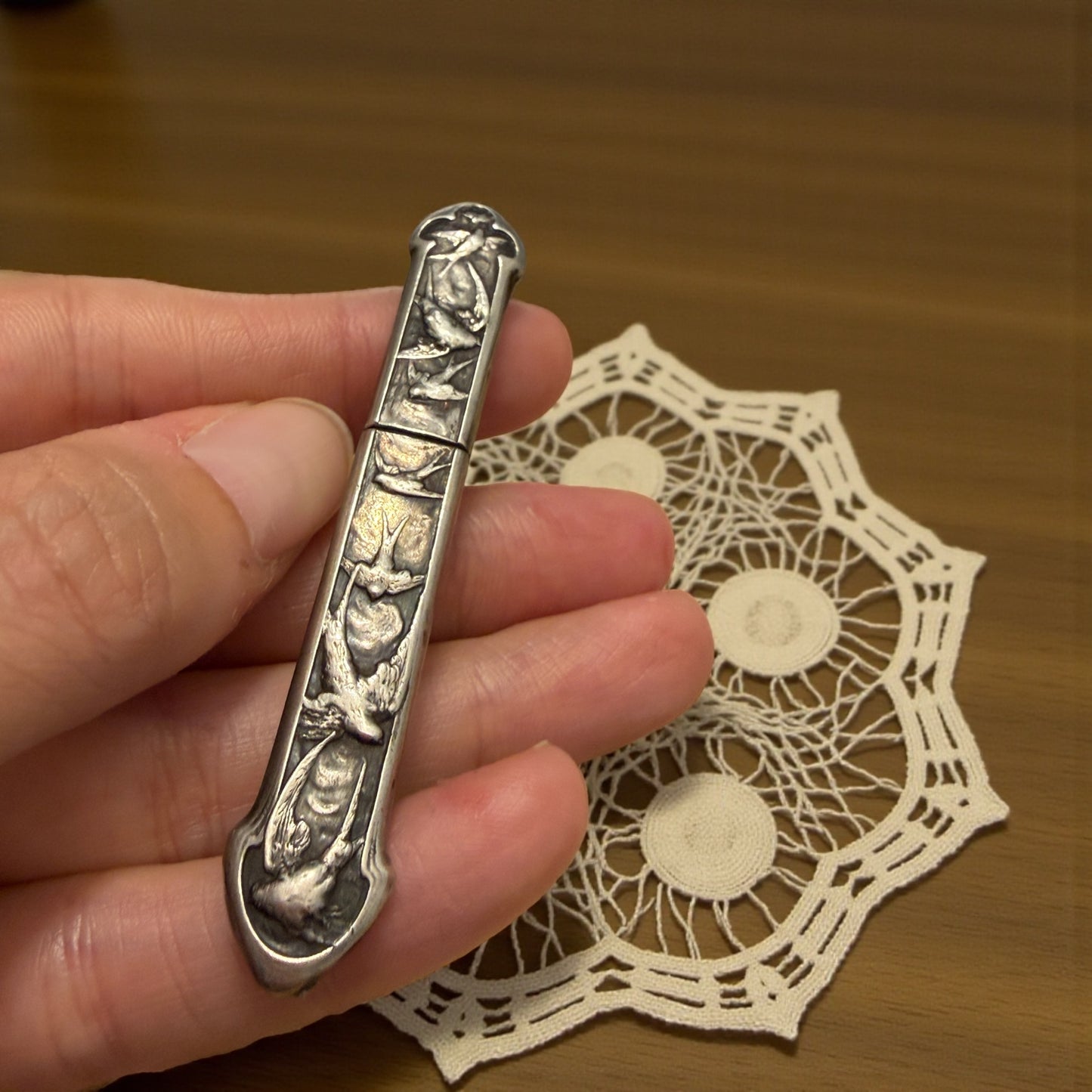 Porta aghi in argento punzonato con rondini, Art Nouveau, fine ‘800 con bodkin in argento e piccolo poinçon