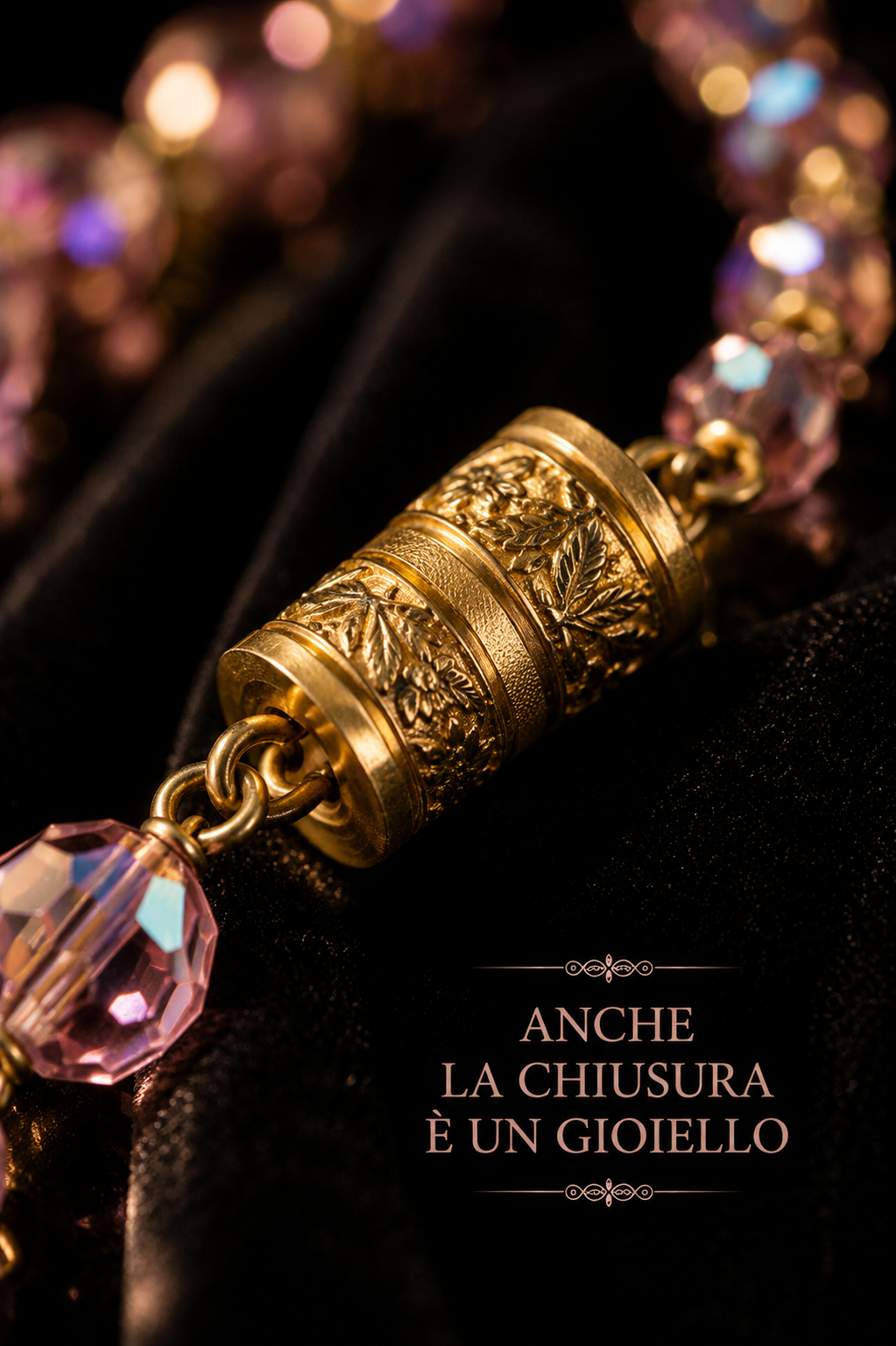 Parure anni ‘50 con collana perle vetro sfaccettato degradé e spilla gioiello con cristalli finitura Aurora Borealis