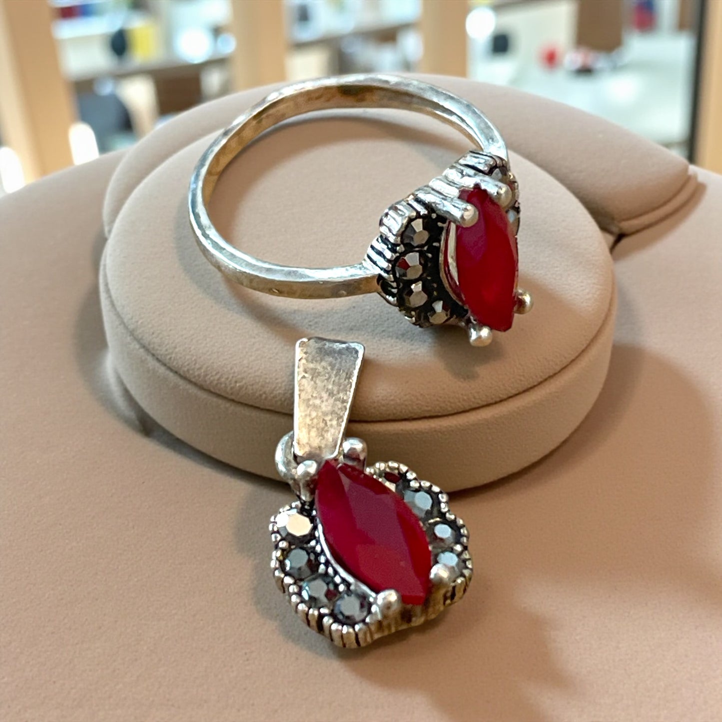 Set anello e pendente coordinato, argento con spinello e marcasiti