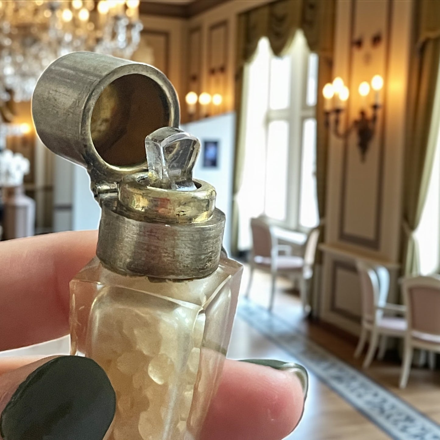 Flacone porta sali, Belle Époque, argento e cristallo con sali originali d’epoca ￼