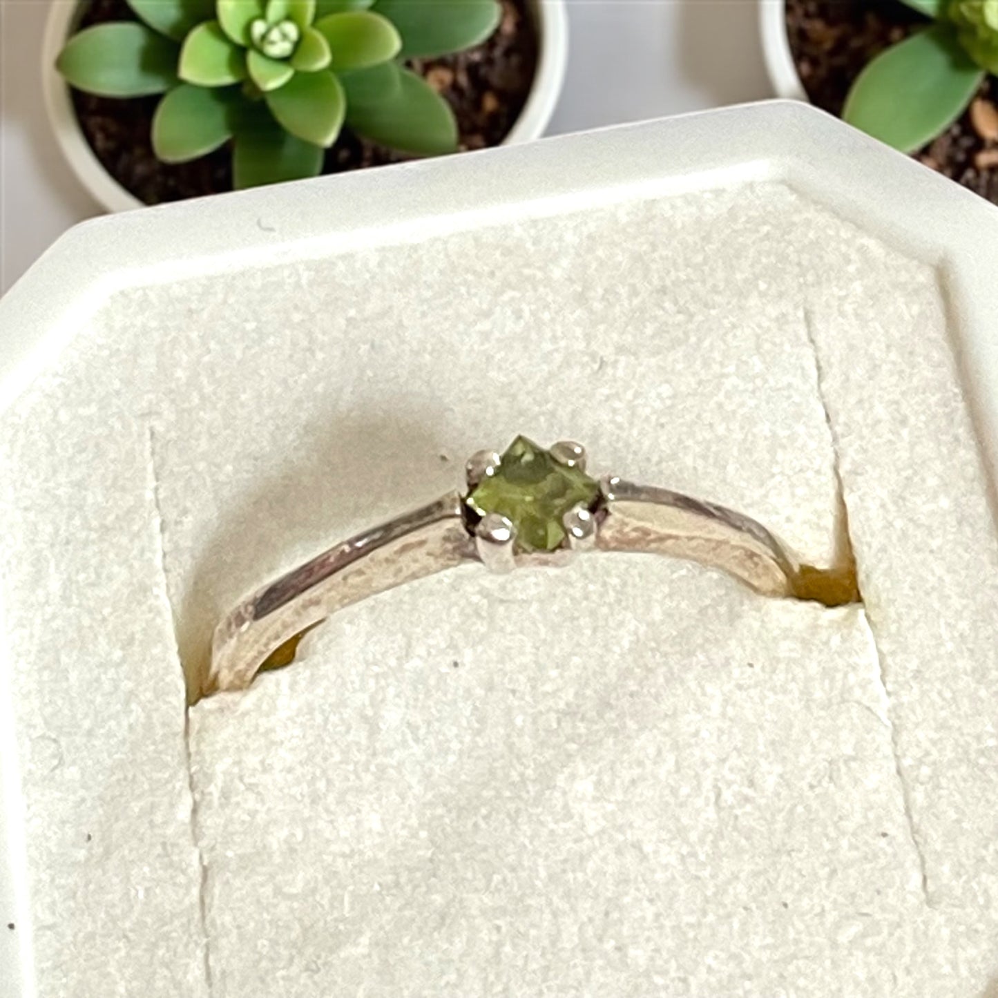 Anello francese argento e peridoto taglia brillante, ca anni ‘50-‘60