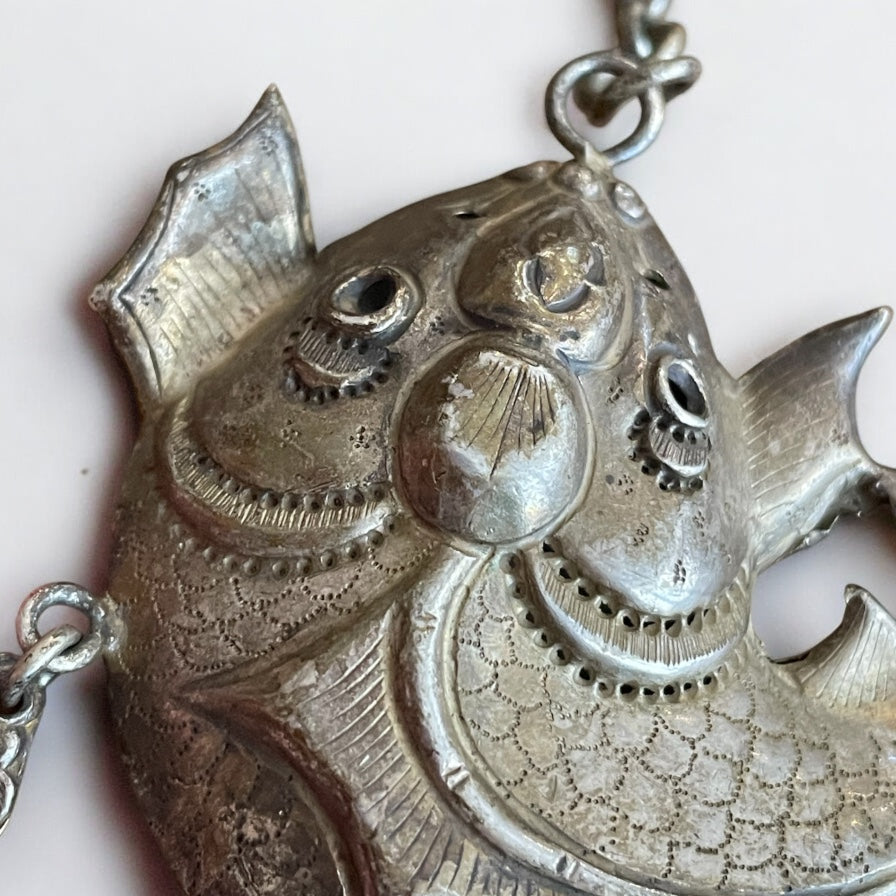 Collana con grande pendente a pesce, cultura Miao, Cina, anni ‘40 - ‘50