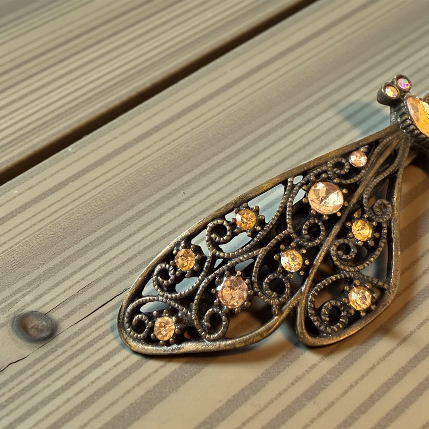 Spilla di generose dimensioni a guisa di libellula con strass color Ambra, Liberty revival ￼