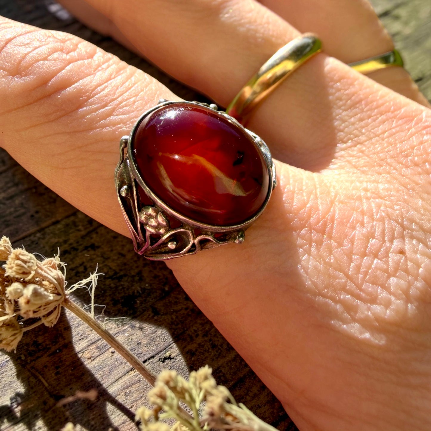 Anello in ambra ed argento 925 con incisioni, ca anni ‘70 Liberty revival