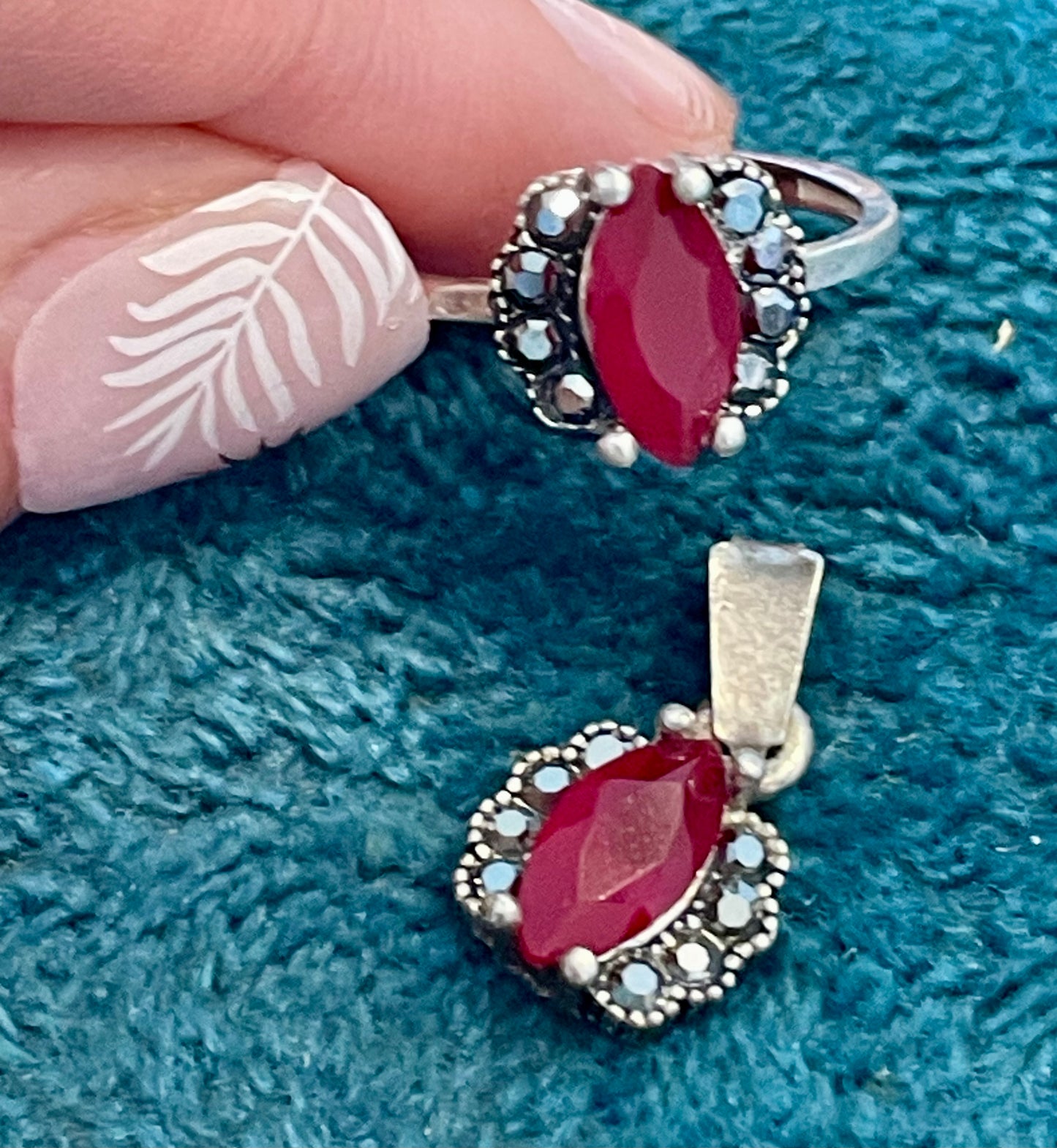 Set anello e pendente coordinato, argento con spinello e marcasiti