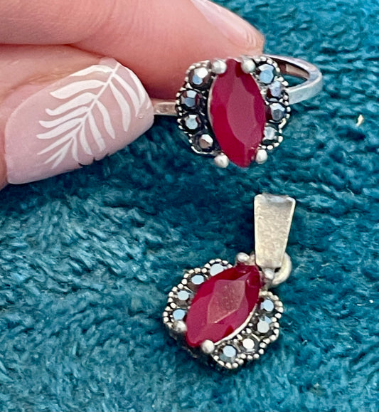 Set anello e pendente coordinato, argento con spinello e marcasiti