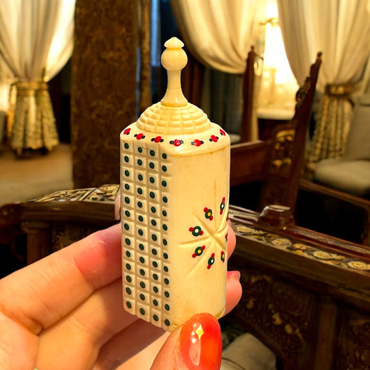 Contenitore per polveri per uso personale, antico, decorato, con dosatore