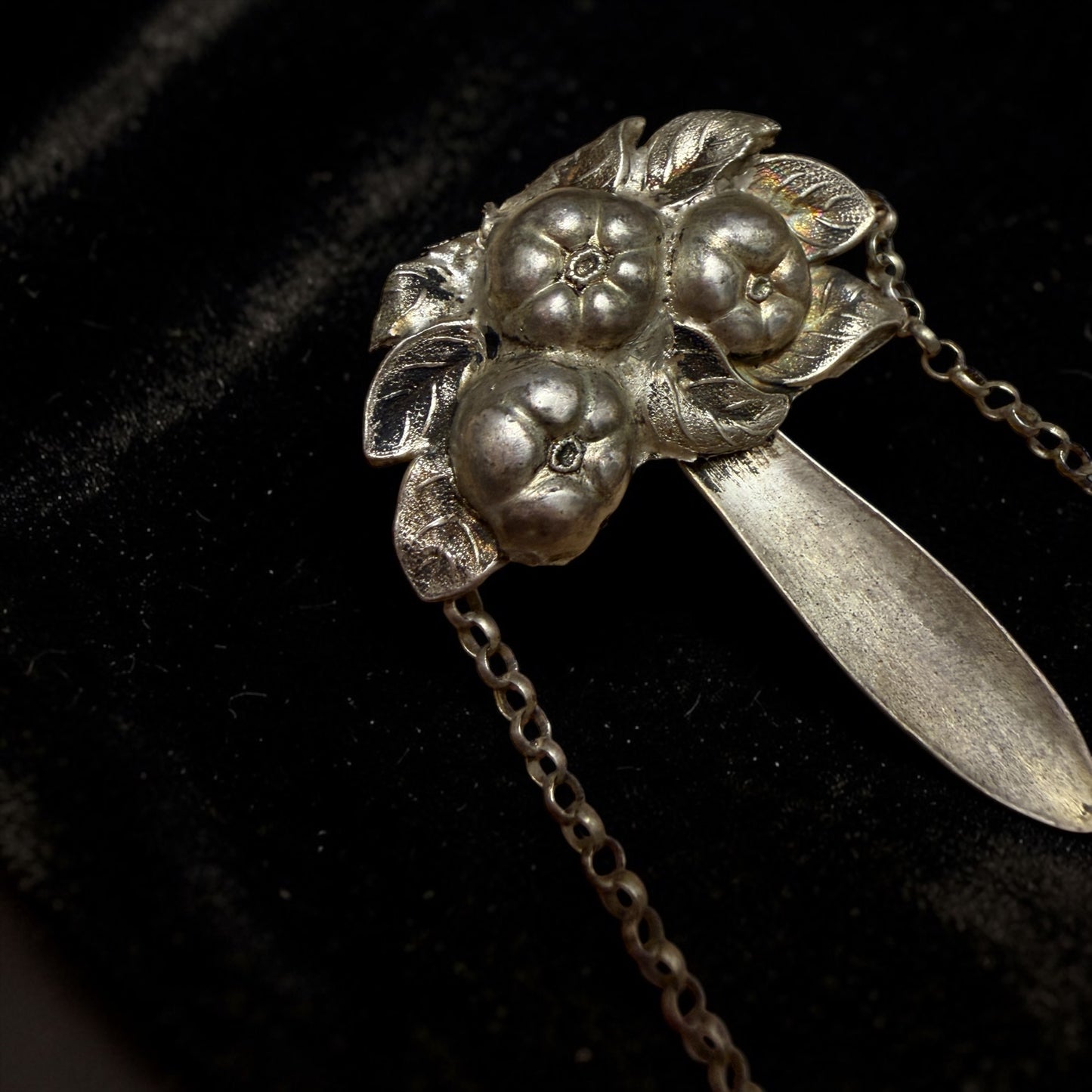 Antica chatelaine in argento da sarta, pezzo molto raro con porta aghi a guisa di liuto, fine ‘800 - primo ‘900
