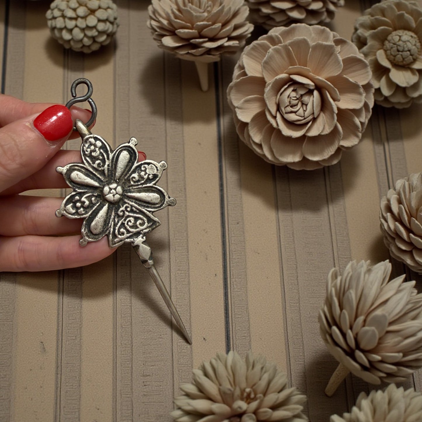 Grande fibula berbera in argento basso, punzonata a tergo, gioiello primo ‘900