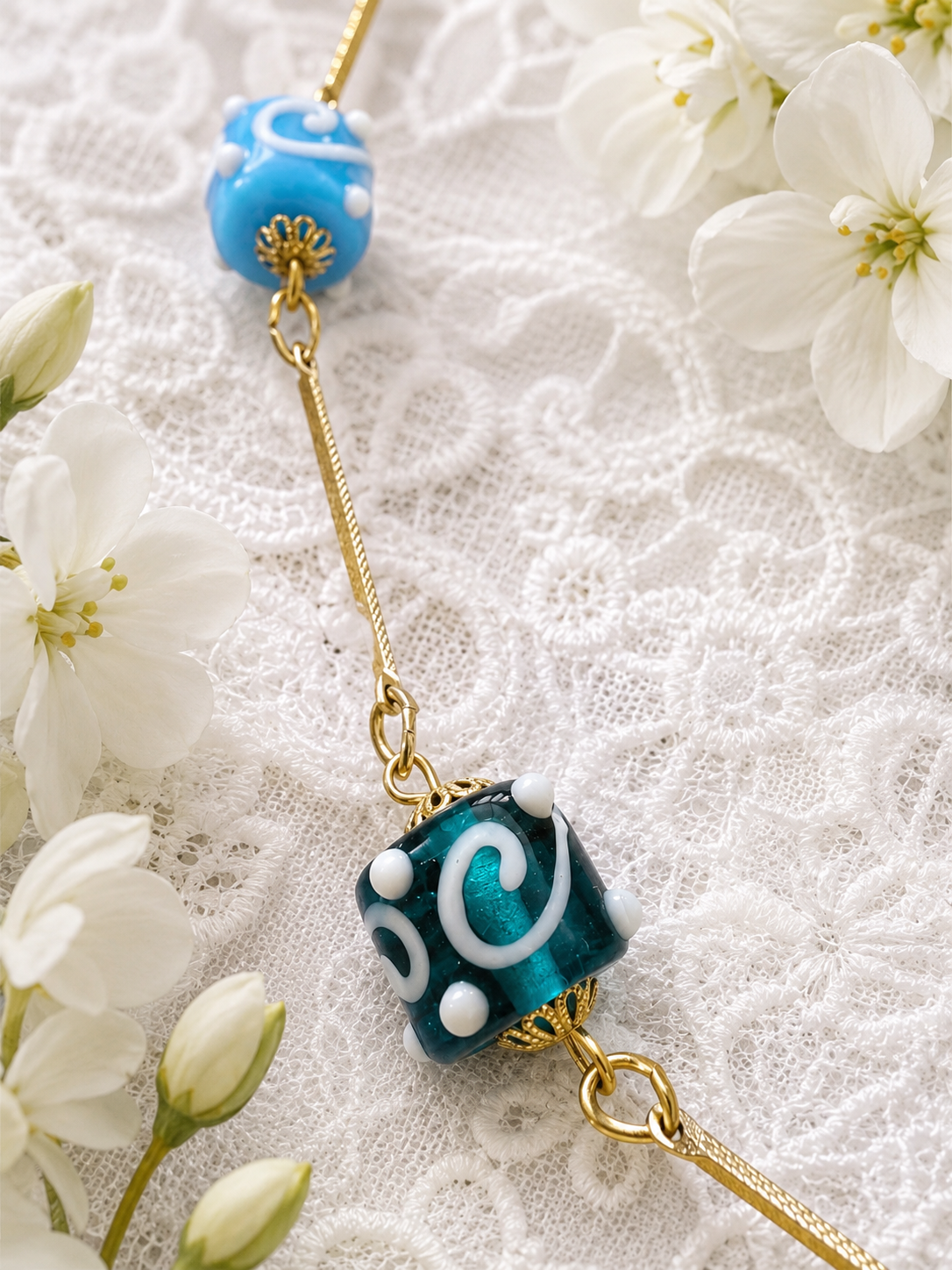 Collana con perle lavorate a lume in vetro veneziano (lampwork) nuova da campionario anni ‘70