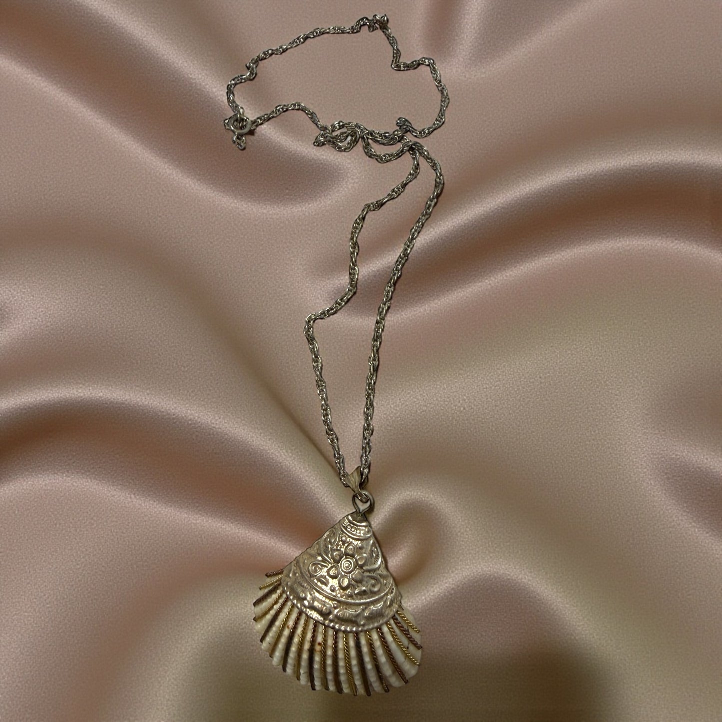 Collana etnica con pendente in vera conchiglia incastonata in cappuccio argentato