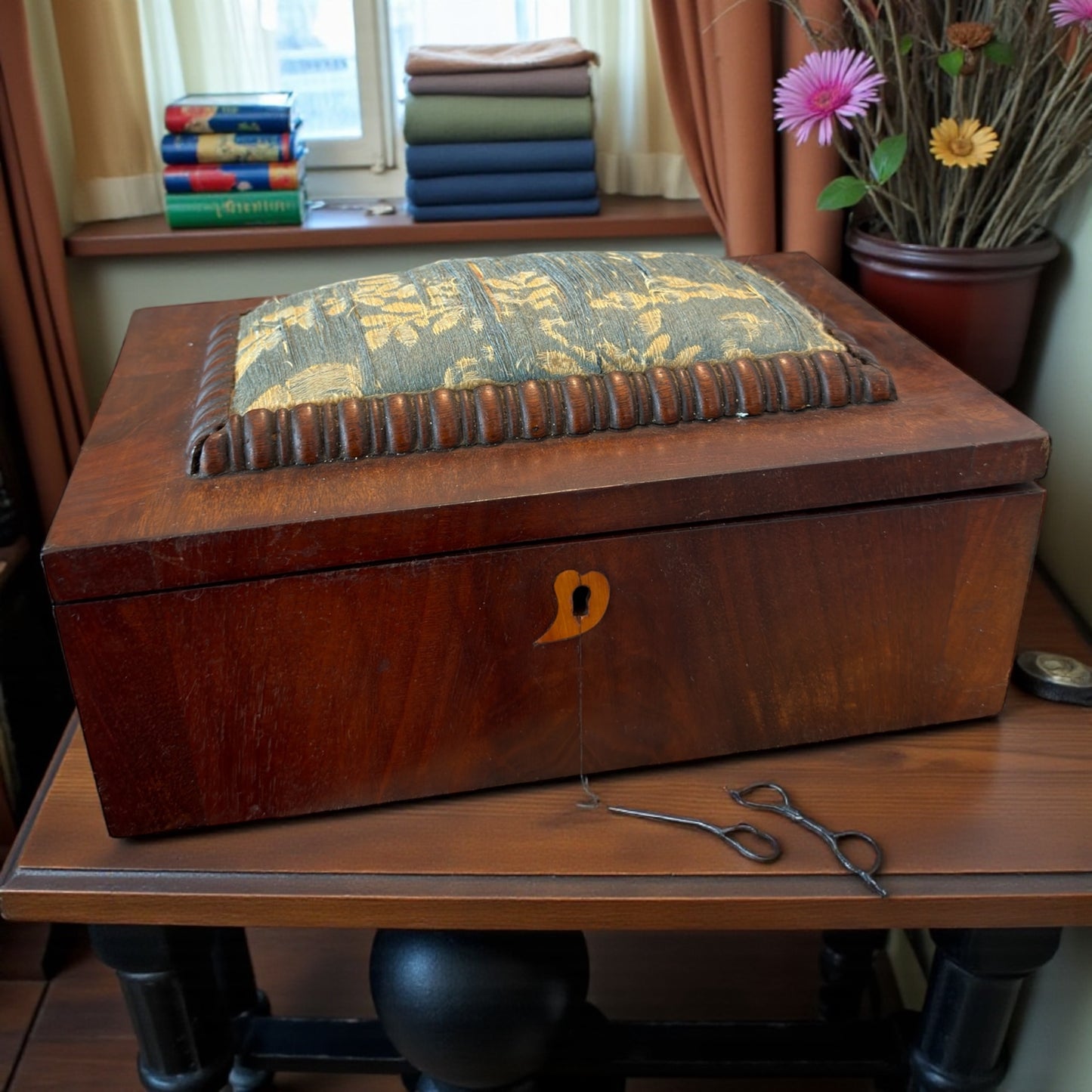 Antica scatola da lavoro femminile di fine ‘800 con cuscino superiore e doppio scomparto