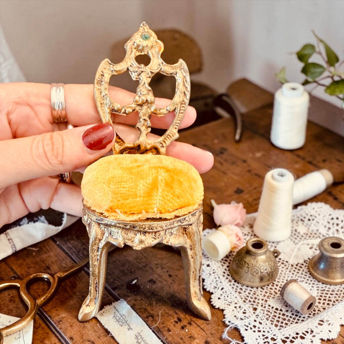 Delizioso pin cushion puntaspilli a guisa di sedia da boudoir