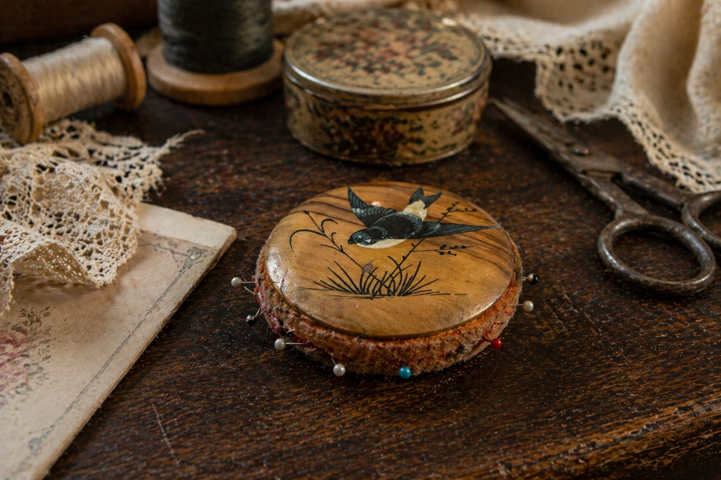 Antico pin cushion punta spilli in legno con rondine