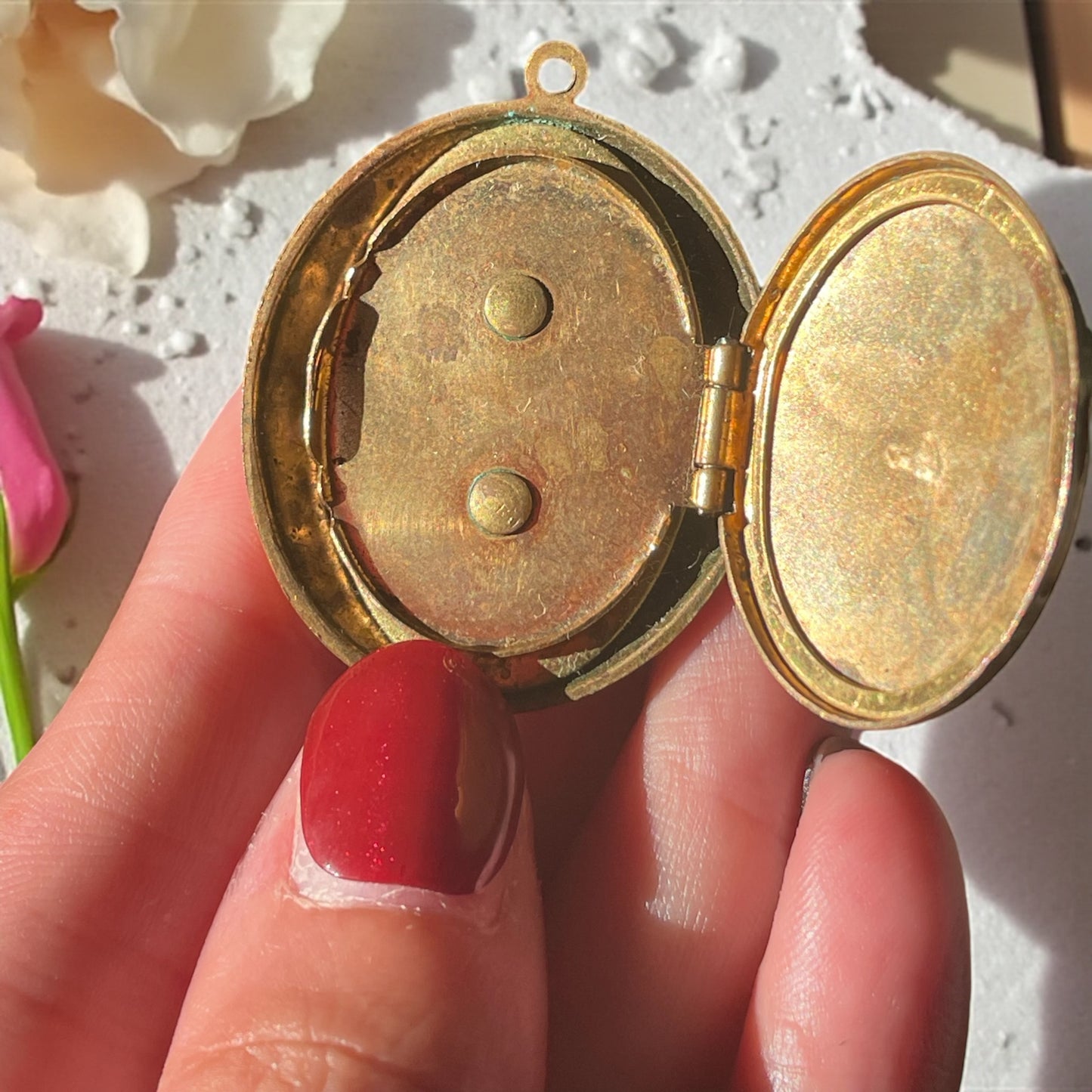 Pendente gioiello firmato Coro, bigiotteria americana con cameo, apribile, anni ‘50 - ‘60