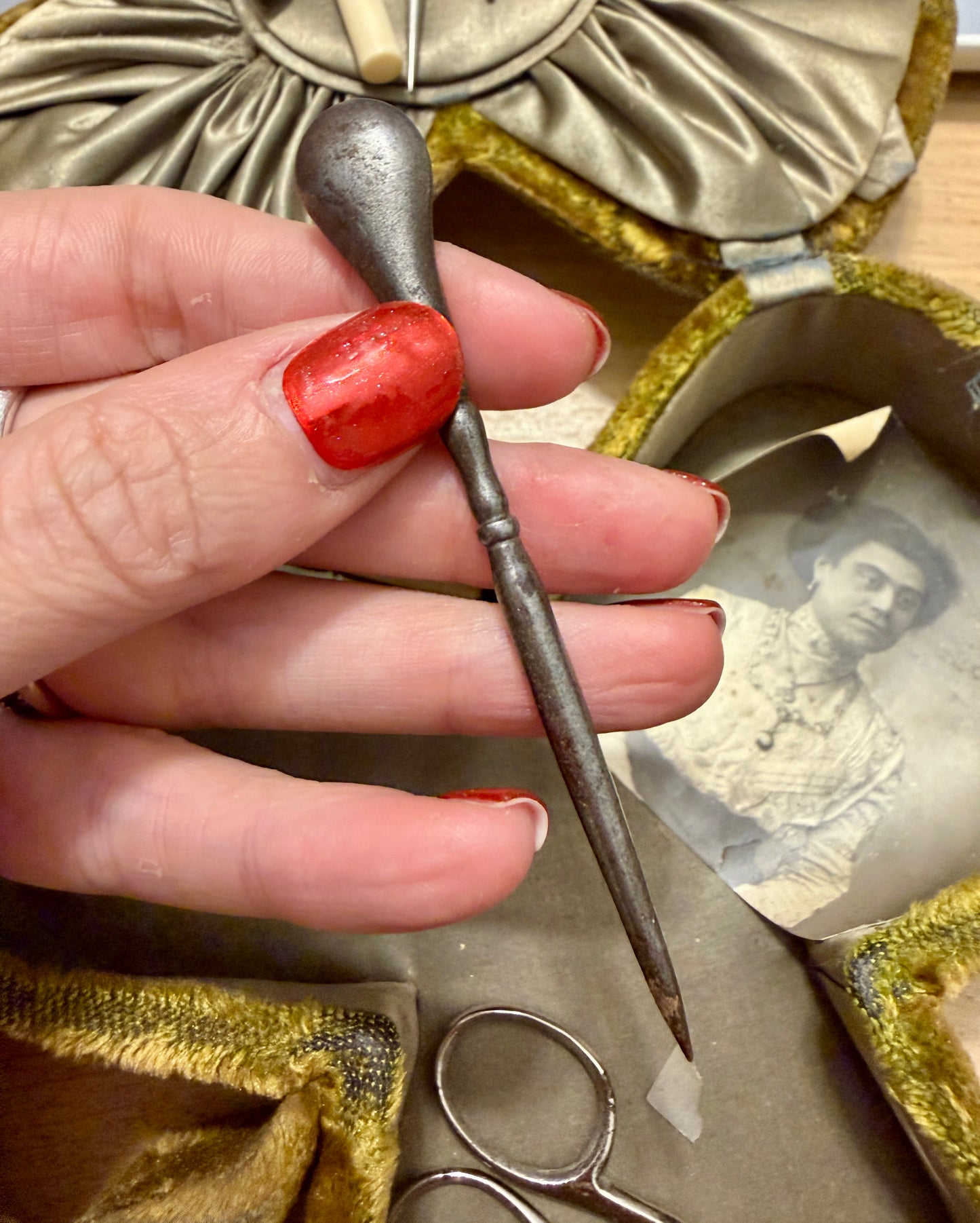 Cofanetto da cucito in vellutino a guisa di trifoglio, interno in seta con strumenti, guanti, fotografia antica. 1900.