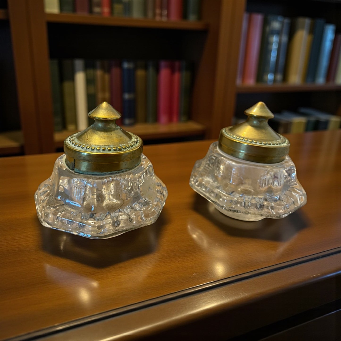 Set da Studio porta calamai in legno intagliato con due calamai, anni 40 50.