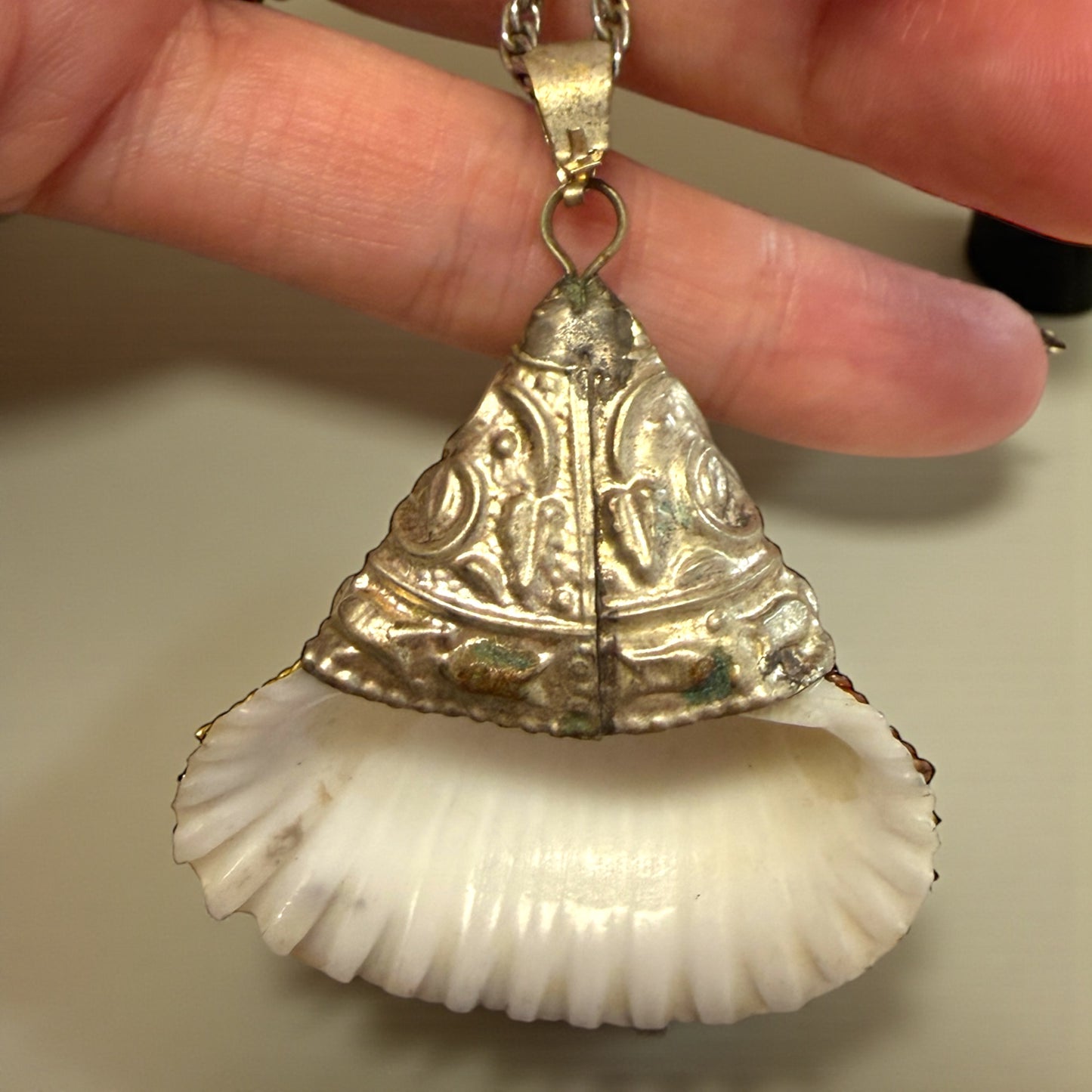 Collana etnica con pendente in vera conchiglia incastonata in cappuccio argentato