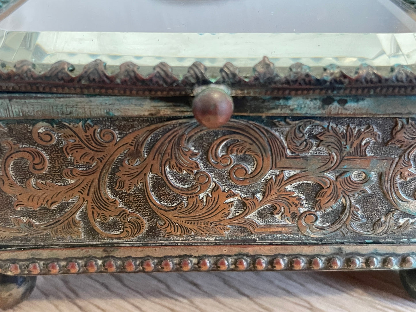 Scrigno porta gioielli Art Nouveau, con lamina argentata e interno in seta rosa antico