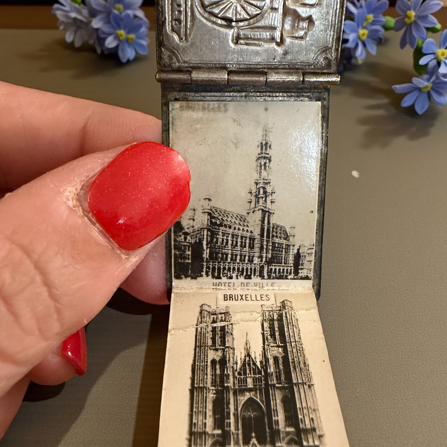 Pendente segreto a libro con fotografie antiche di Bruxelles, argentato anni ‘20