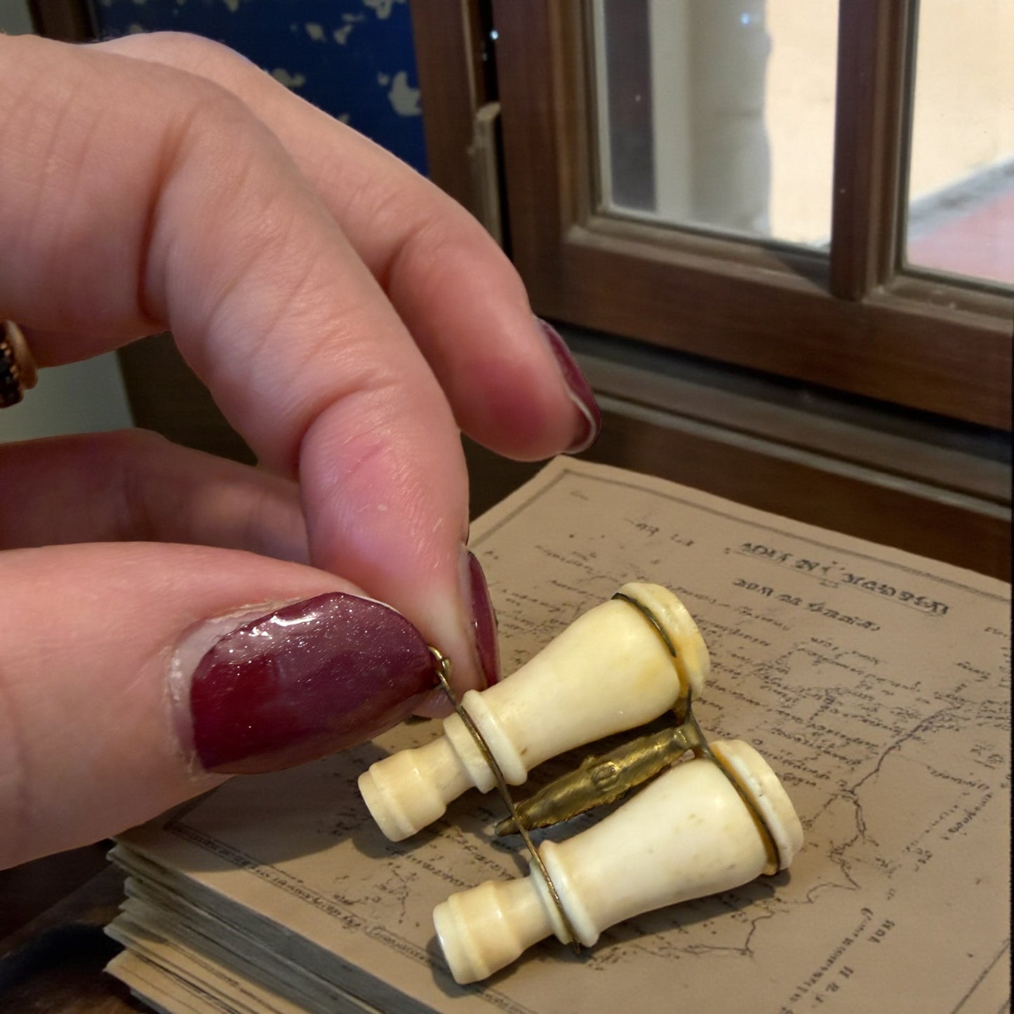 Raro pendente a guisa di binocolo con doppia lente Stanhope e vedute di Pompei, fine 800 primo 900