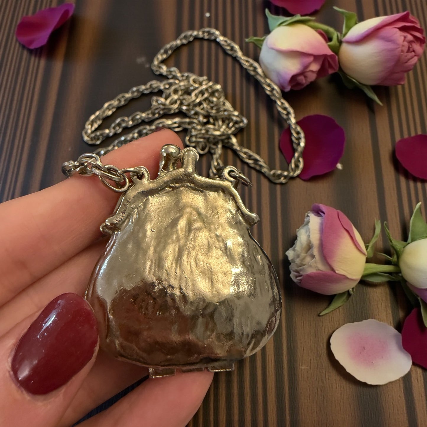 Collana 70s con borsellino apribile ispirata a aumoniêre vittoriana