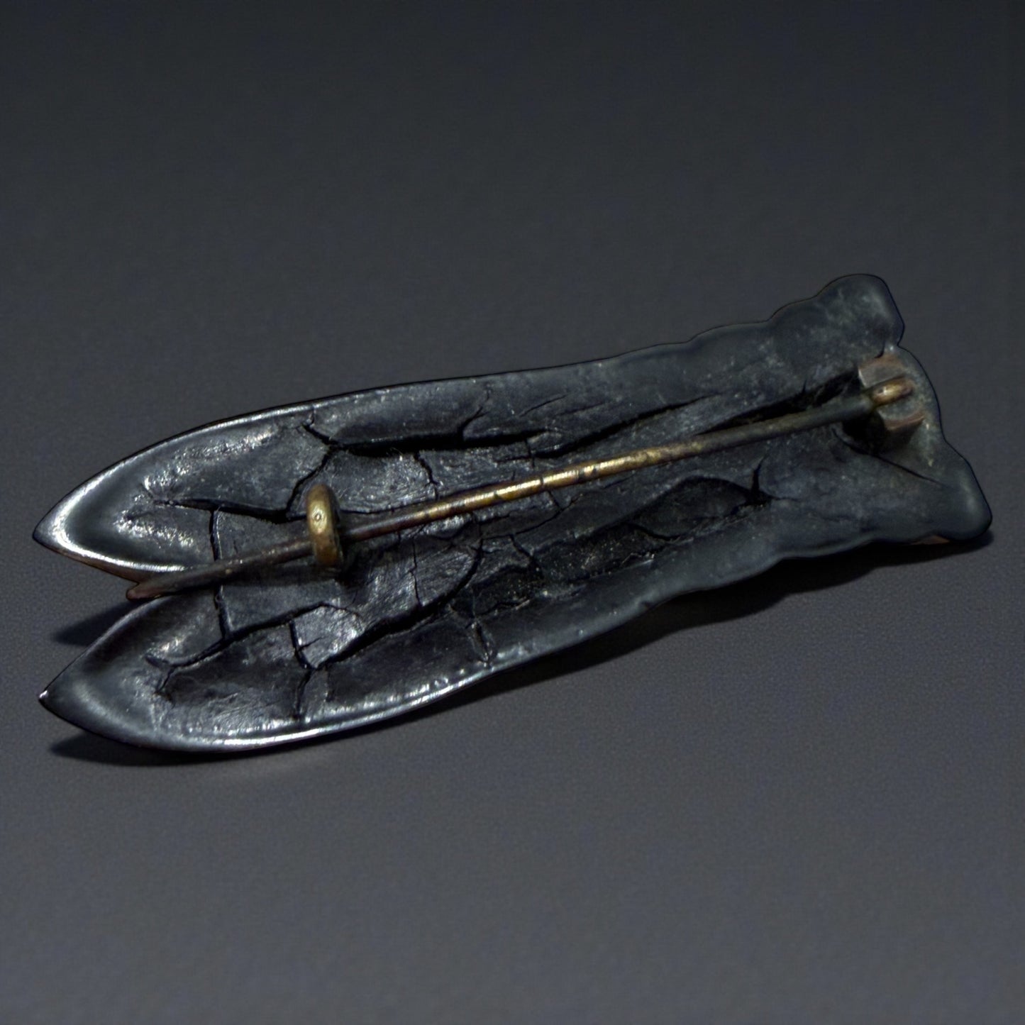 Antica Spilla a guisa di cicala in ebanite con decorazioni dorate e marcasiti