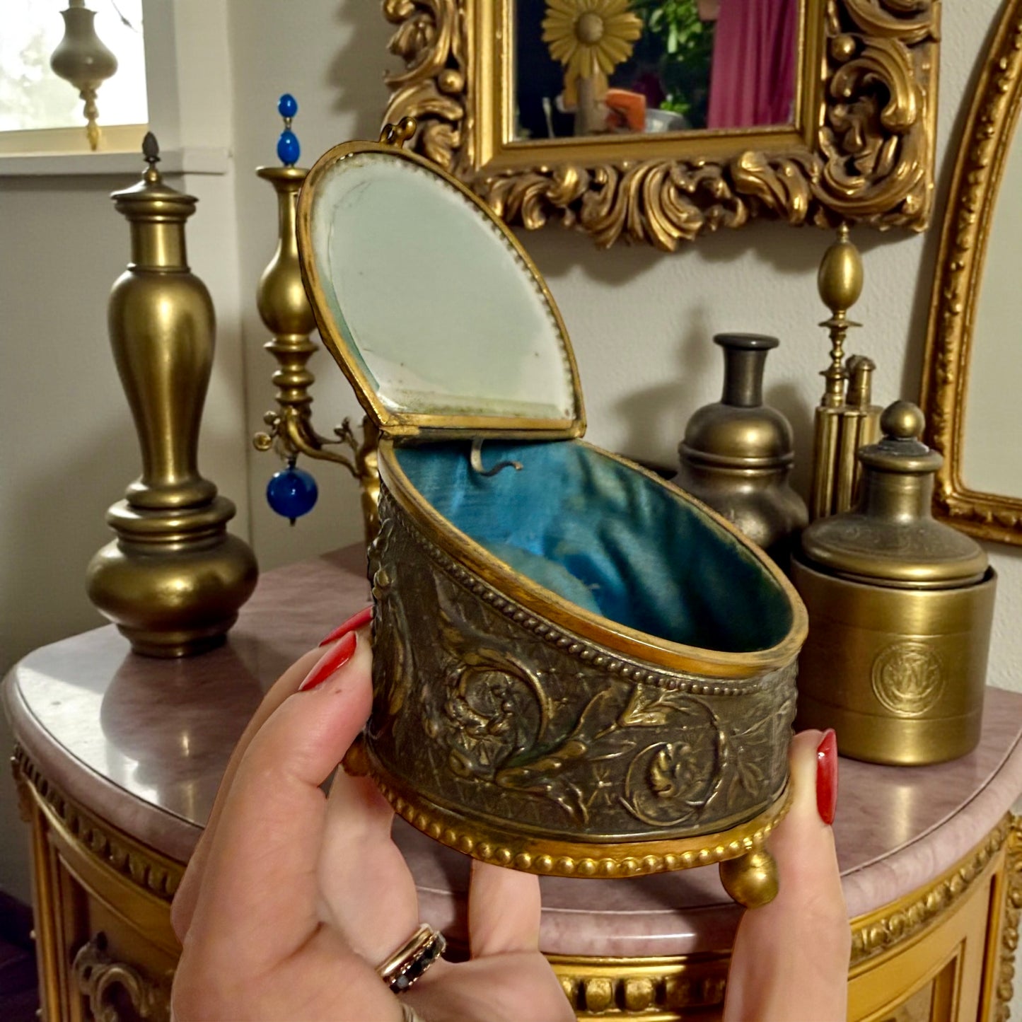 Cofanetto decorato con vetro bisellato e seta capitonné porta gioiello, fine ‘800 primo ‘900