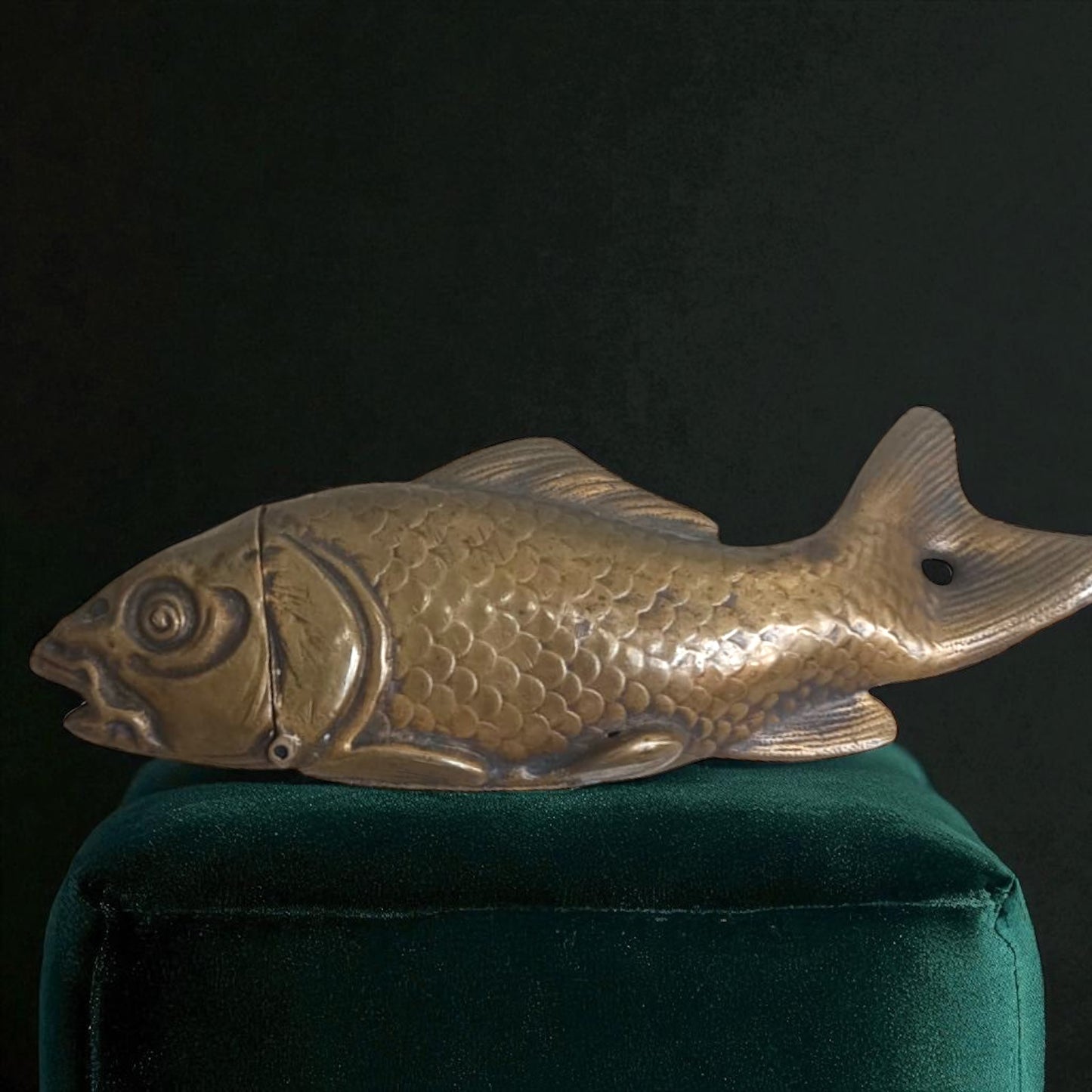 Vesta case in bronzo a guisa di pesce, liberty da chatelaine, testa apribile