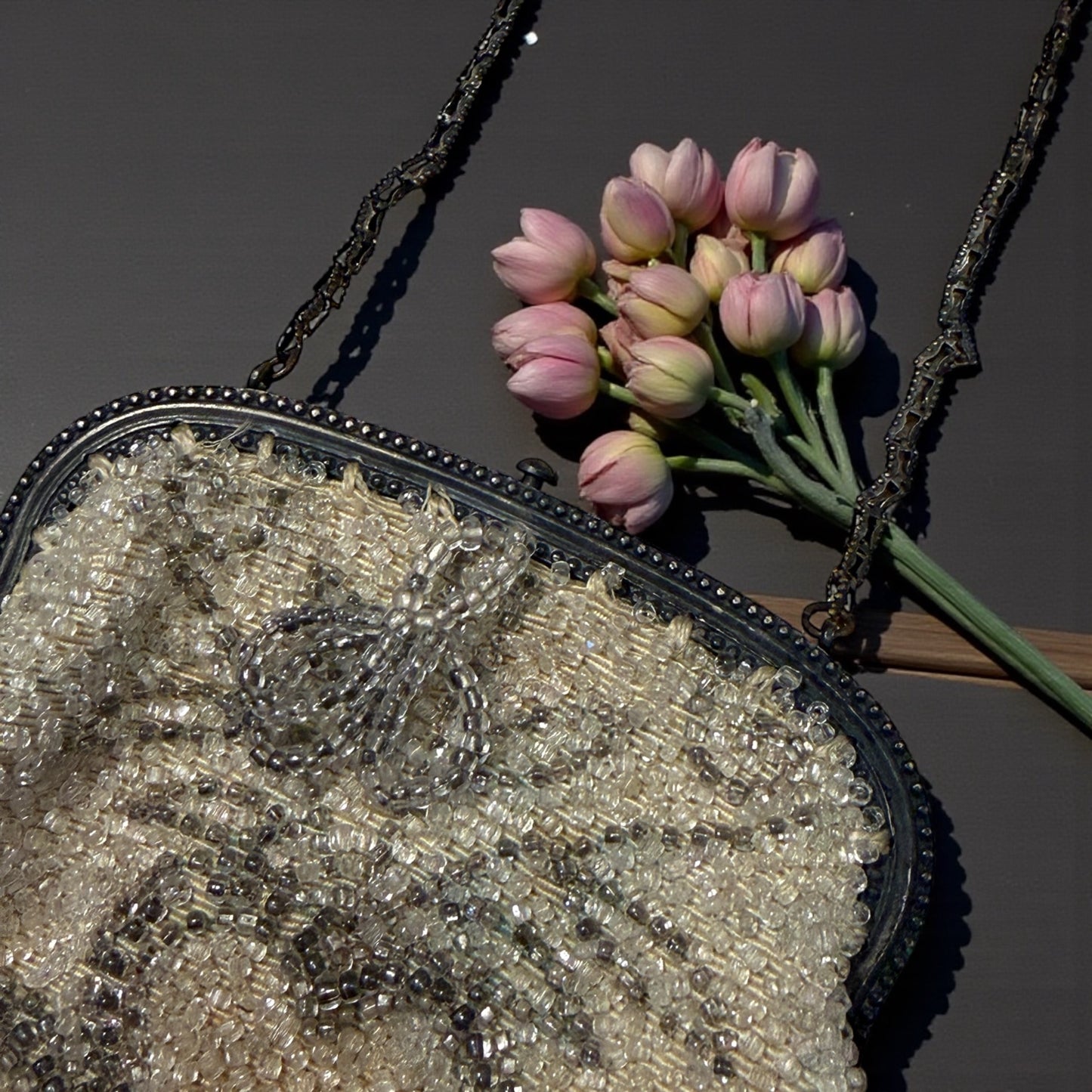 Borsetta da sera da polso in perline di vetro e seta, anni ‘20