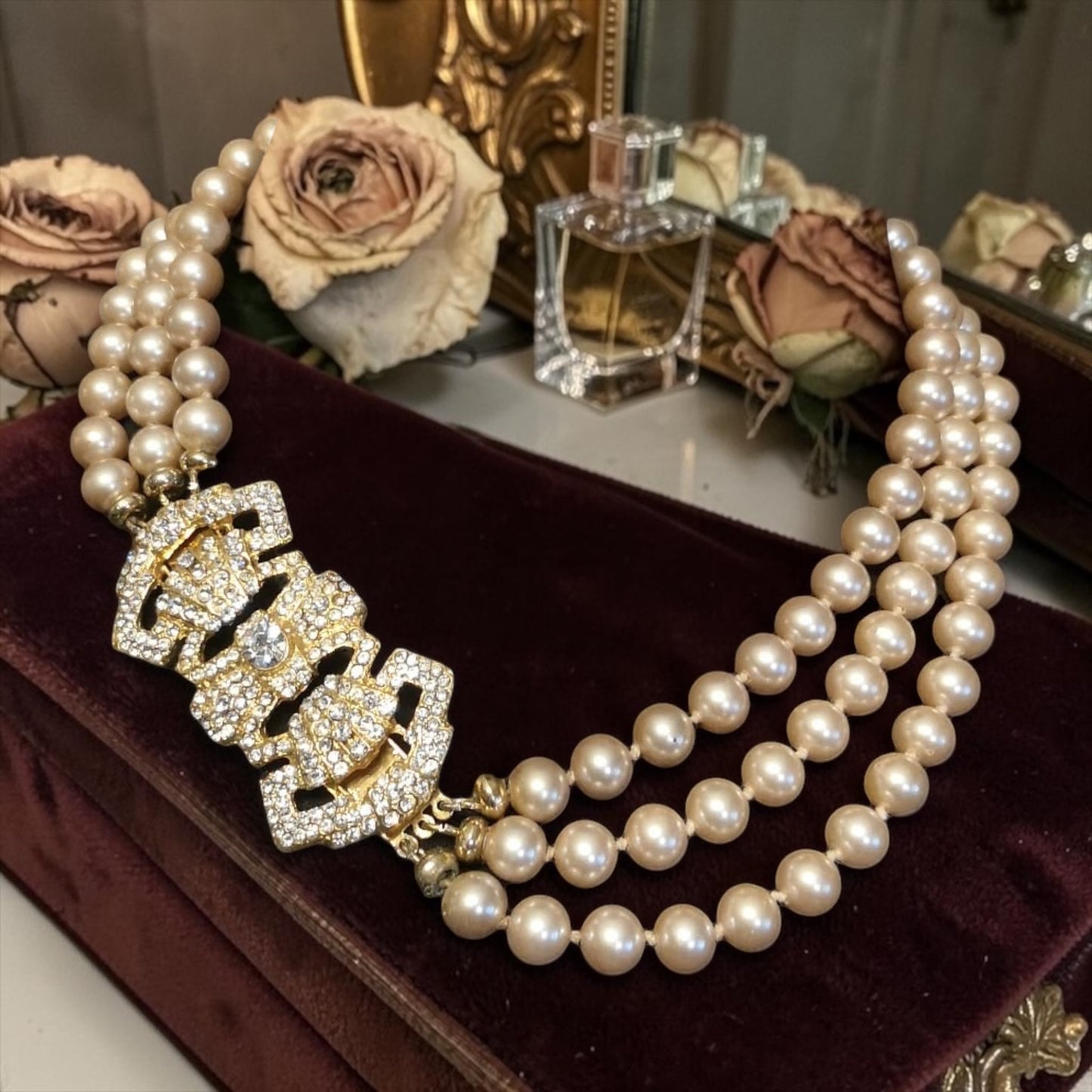 Collana di perle a 3 fili art déco americana con grande chiusura gioiello bagno oro e cristalli taglio diamante