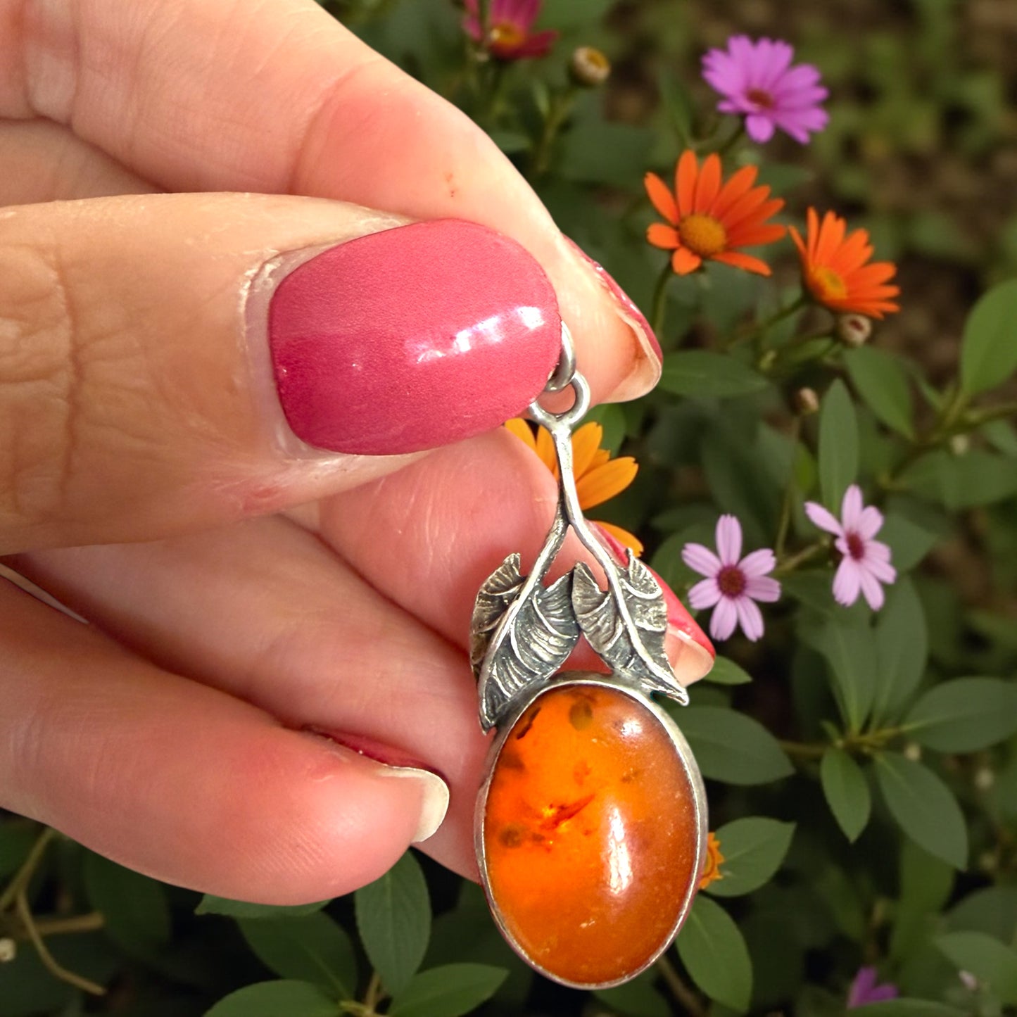 Pendente in Ambra e argento 925 con lavorazione fitomorfa