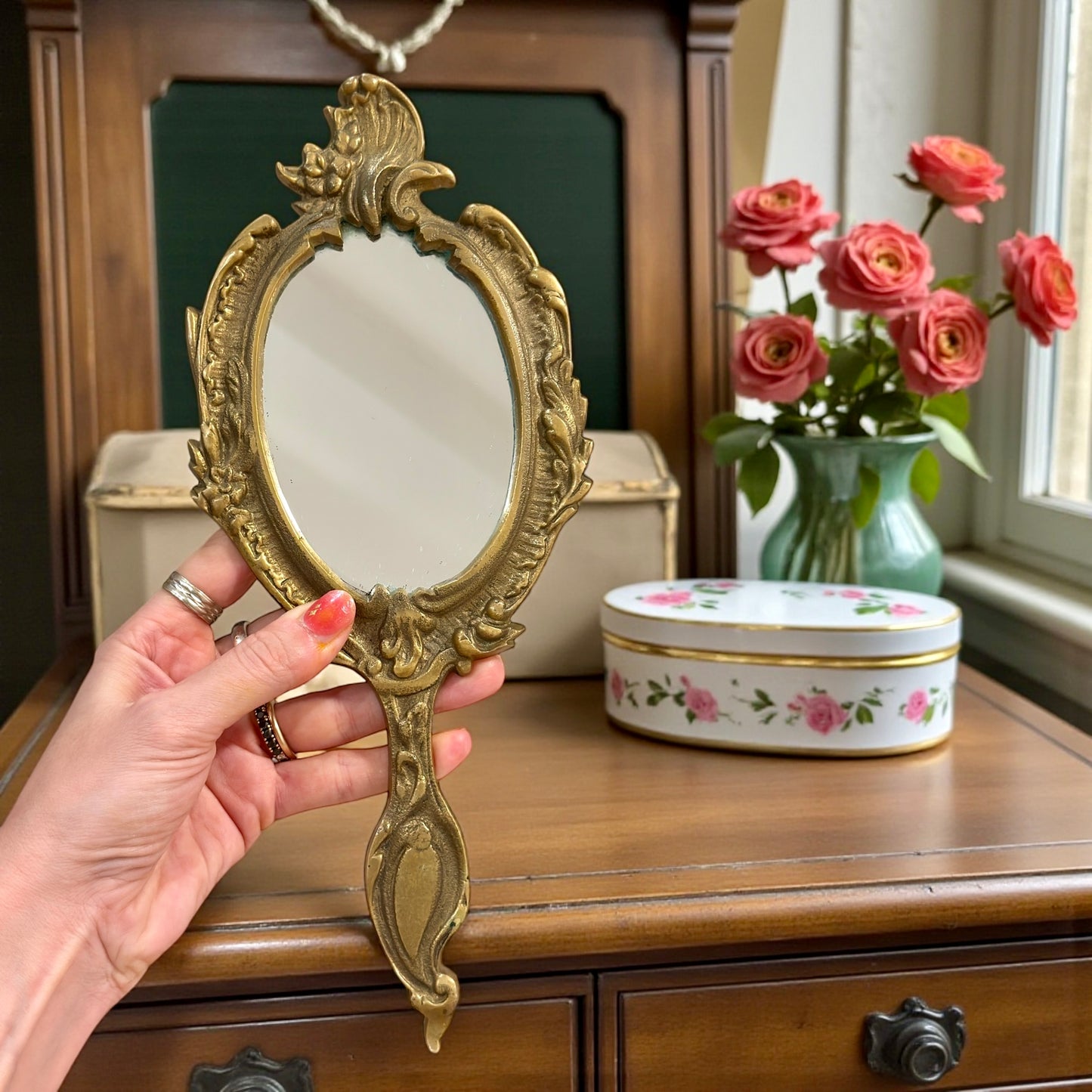 Specchio da camera liberty in ottone pieno, anni ‘20 ca