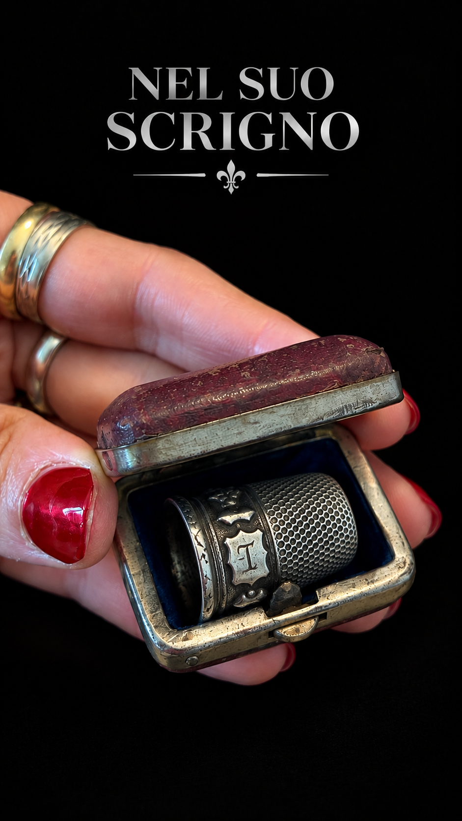 Antico ditale in argento francese 1900 con bella decorazione di vischio e monogramma T in custodia d’epoca
