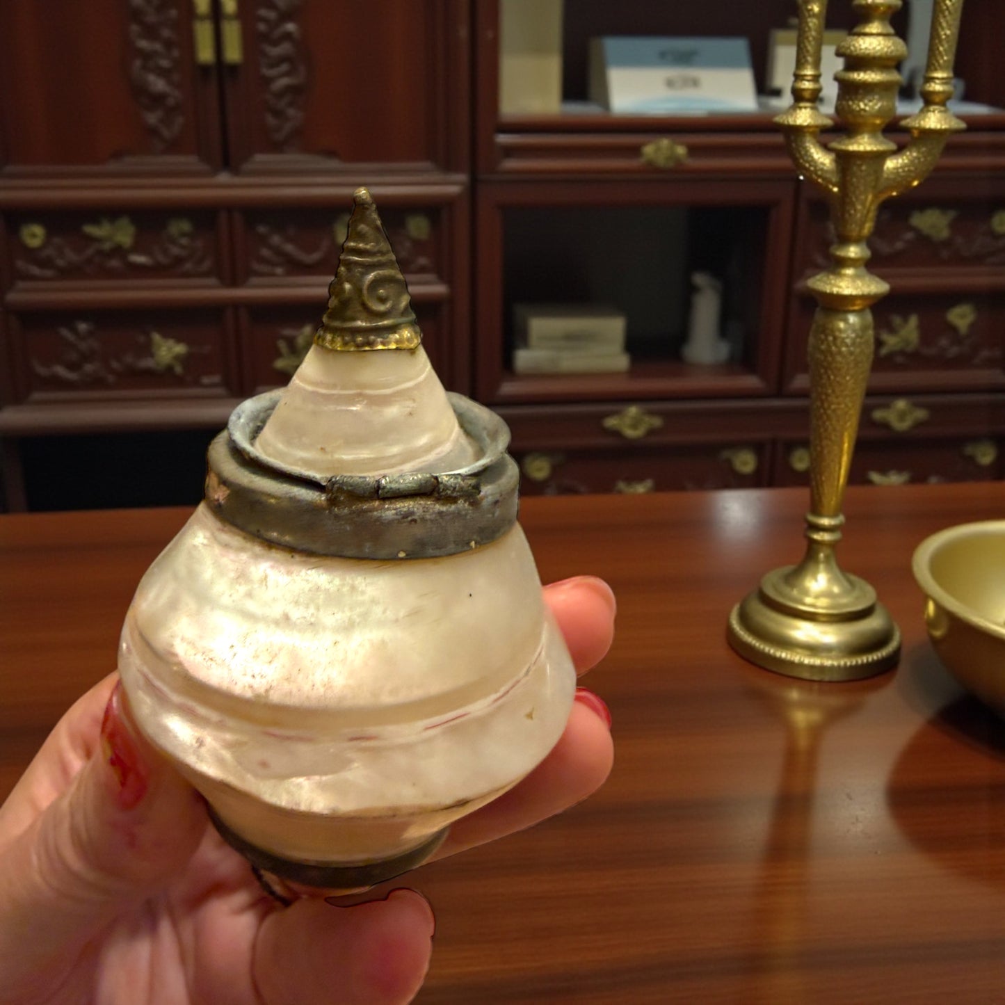 Snuff Bottle in conchiglia madreperla lavorata, India-Nepal metà ‘900