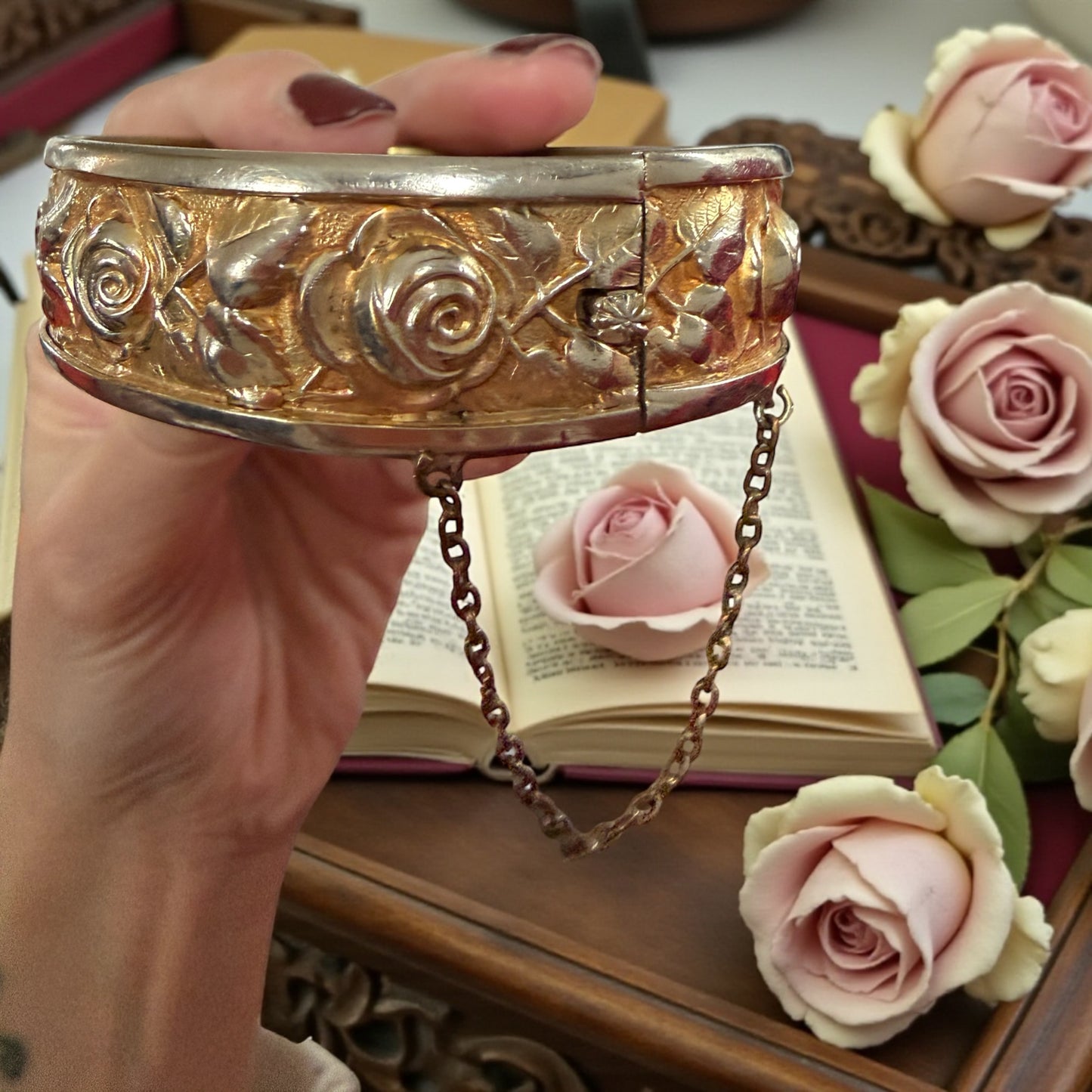 Bracciale rigido con rose e catenella di sicurezza, fine anni ‘50-primi ‘60