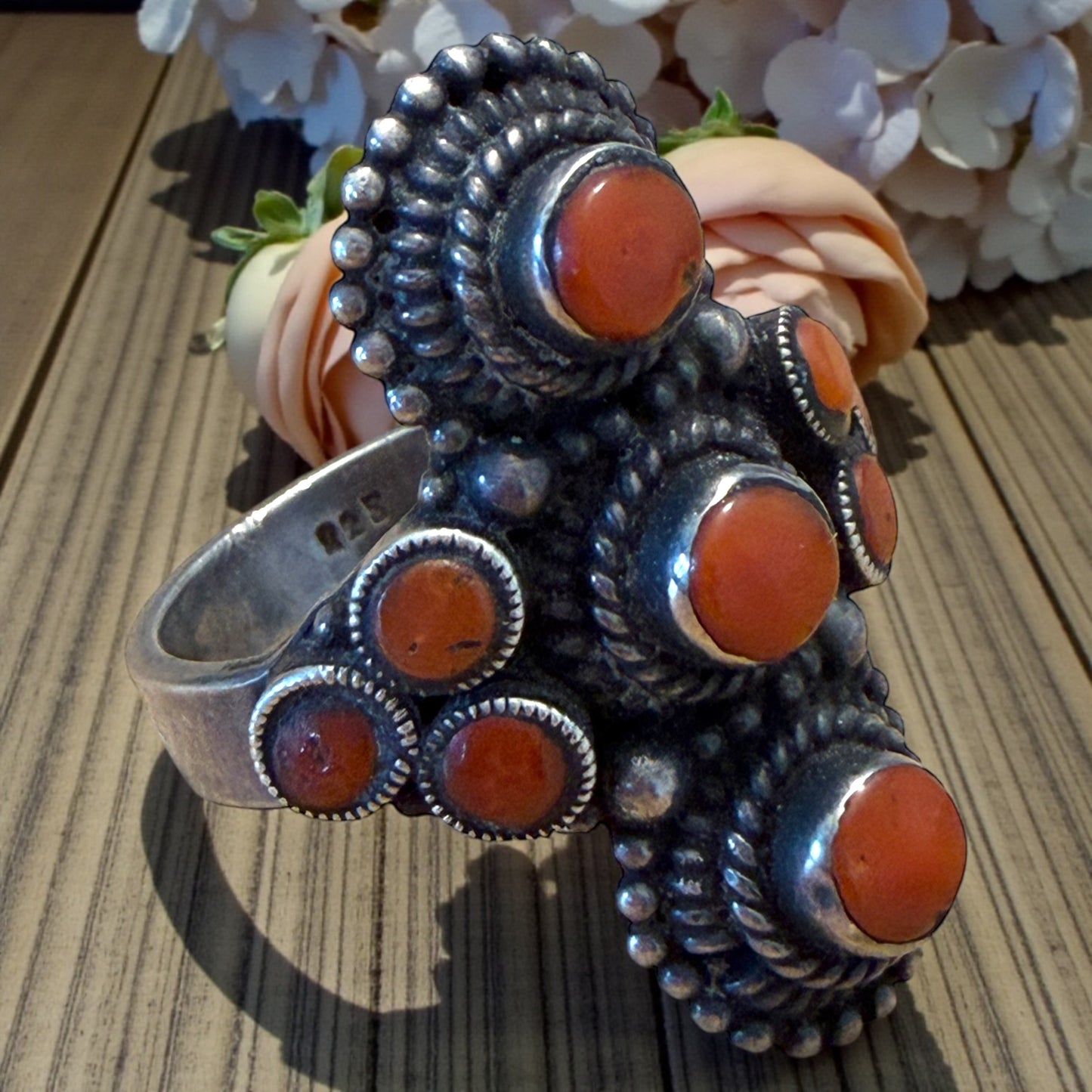 Anello in argento e corallo, artigianato mediterraneo prezioso anni ‘70