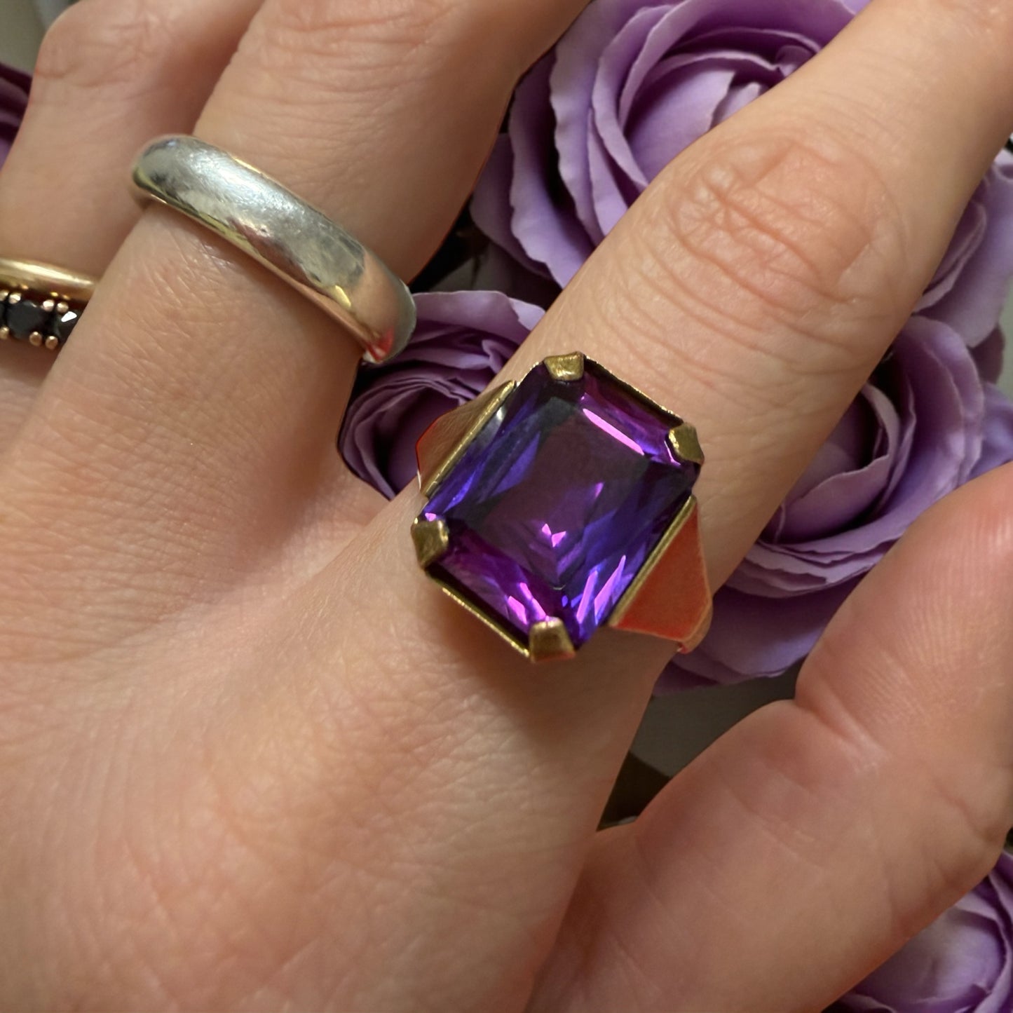 Anello modernista viola profondo anni ‘50 con leggera doratura oro basso