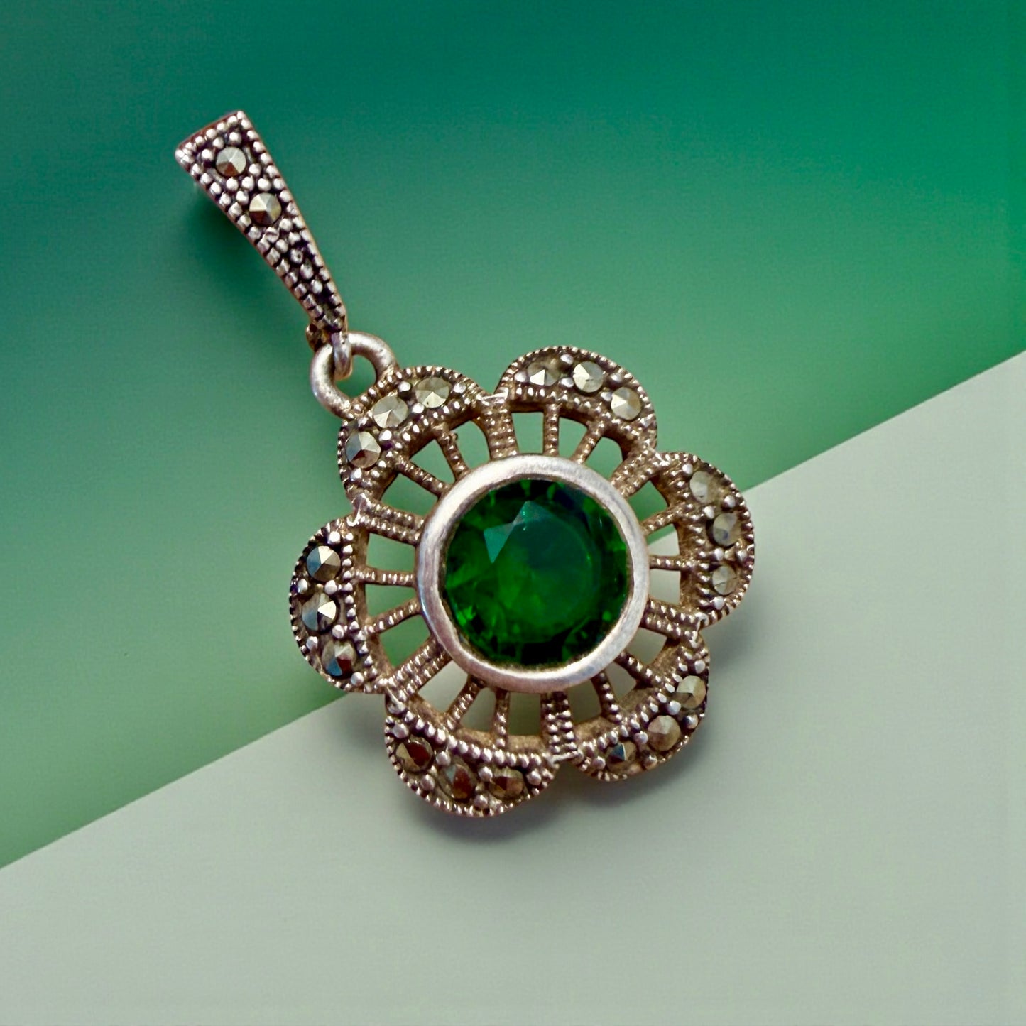 Pendente ciondolo gioiello in argento e marcasiti con cabochon verde