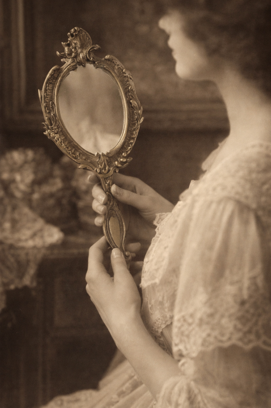 Specchio da camera liberty in ottone pieno, anni ‘20 ca