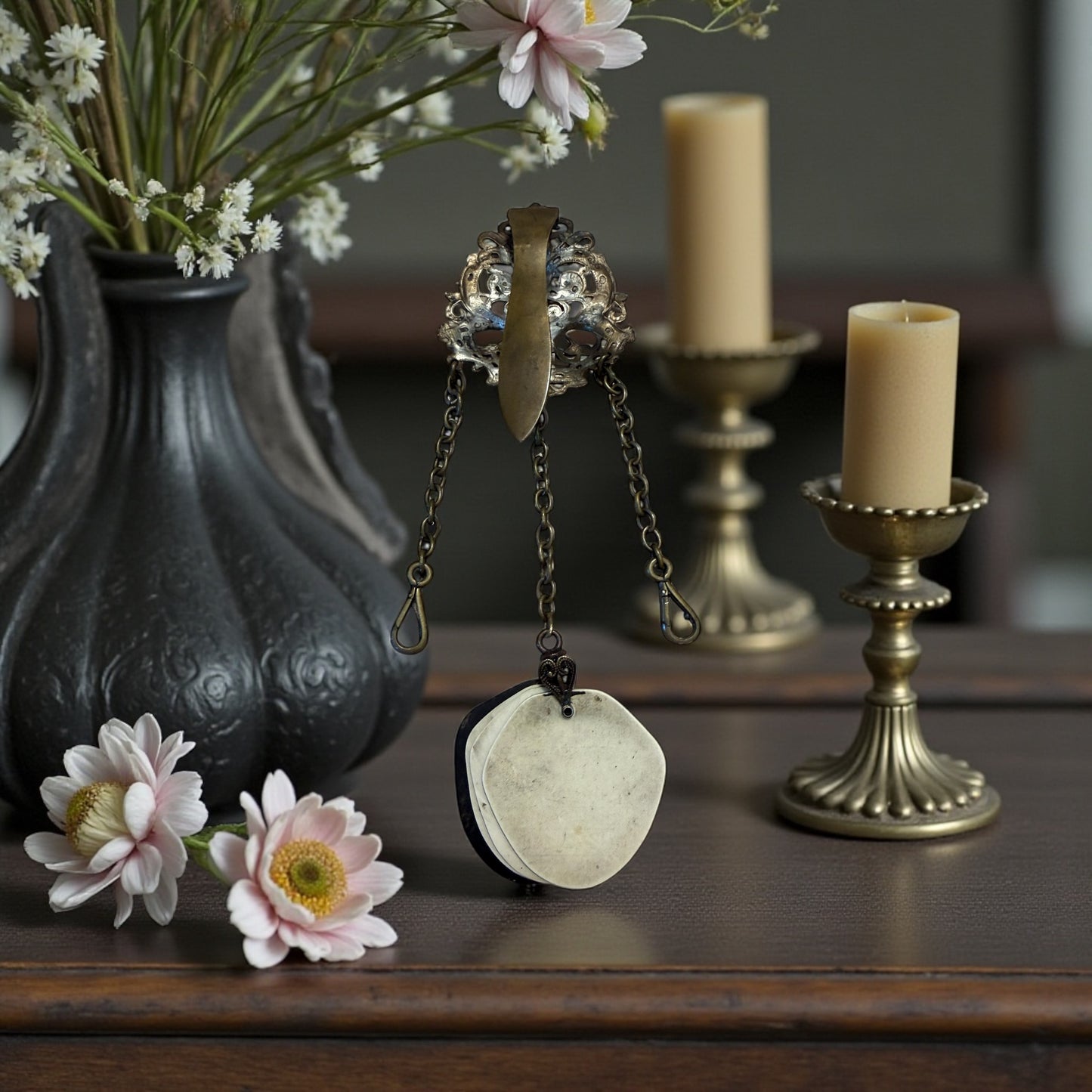 Chatelaine anni ‘20 ca con 3 catene, alla centrale fissato un carnet de bal