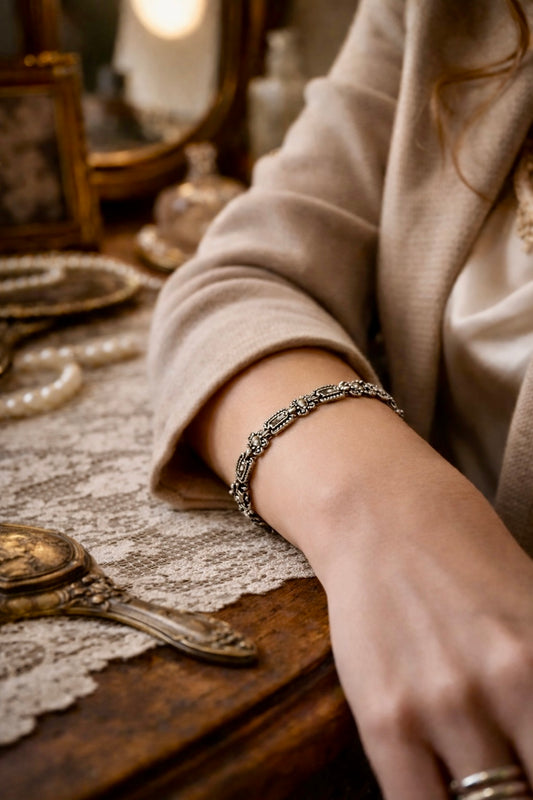 Bracciale art déco revival in argento e marcasiti con catenella di sicurezza