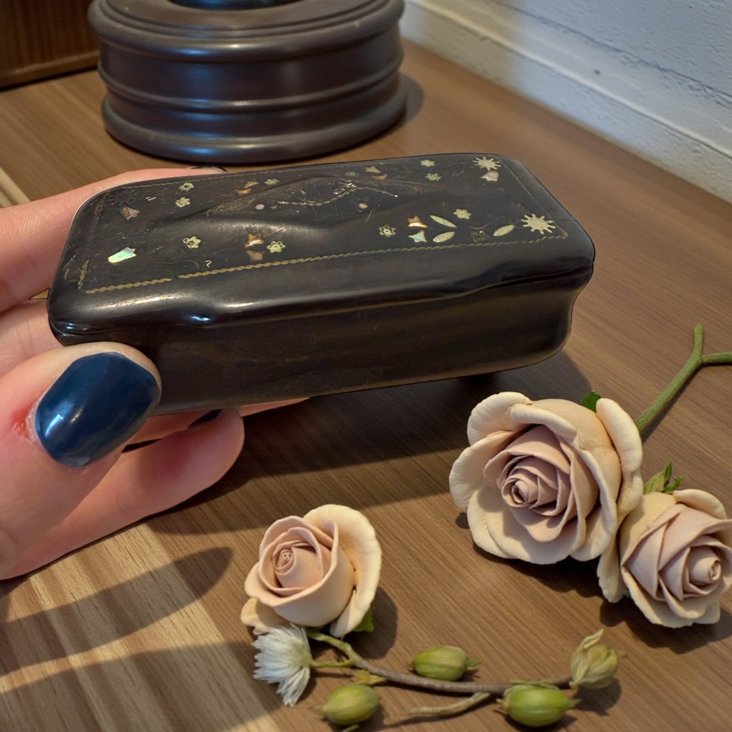 Tabacchiera in corno ottocentesca con decori argentati ed in madreperla