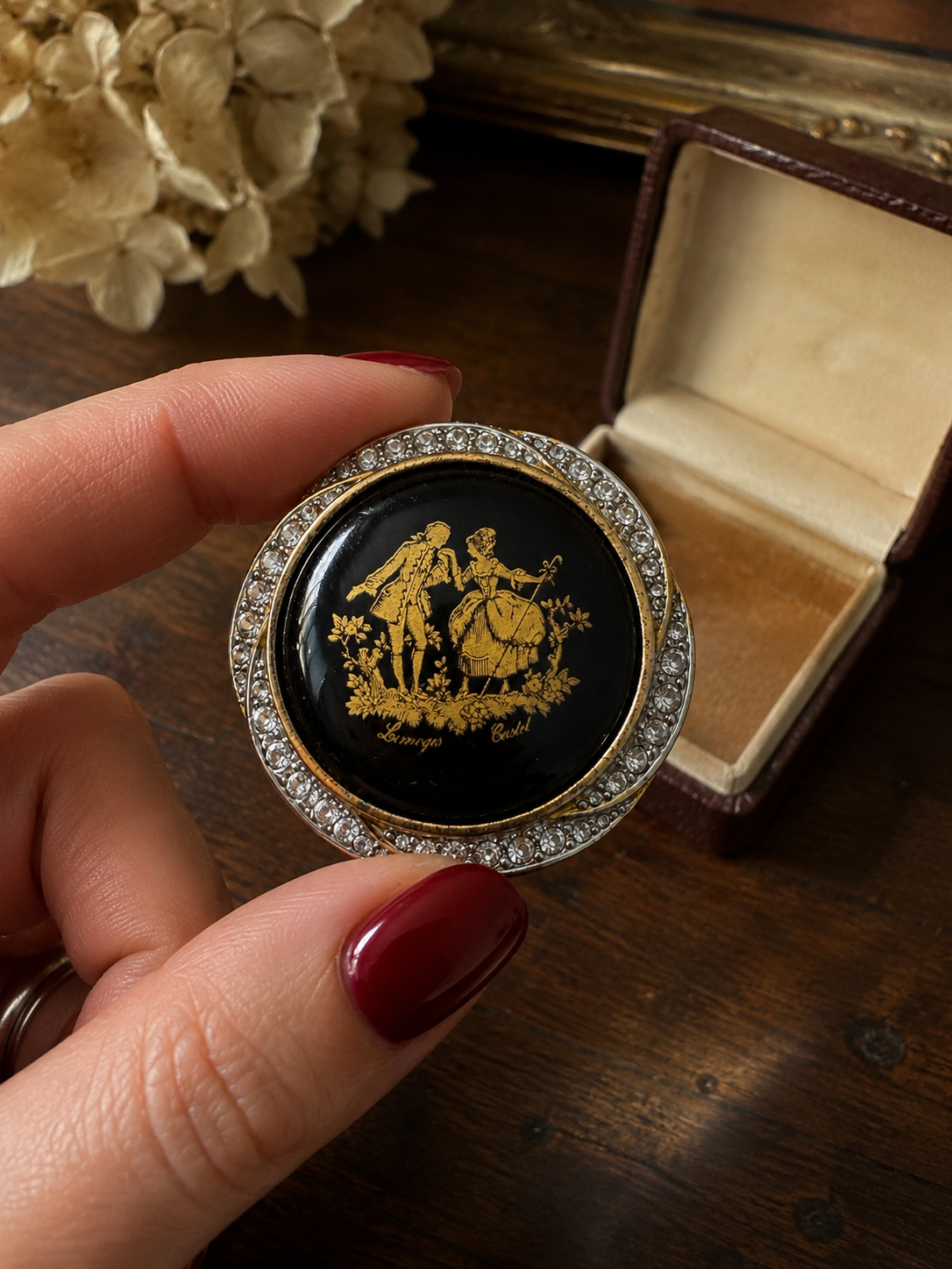 Preziosa spilla Limoges Castel con miniatura rococò dorata su porcellana nera e cristalli